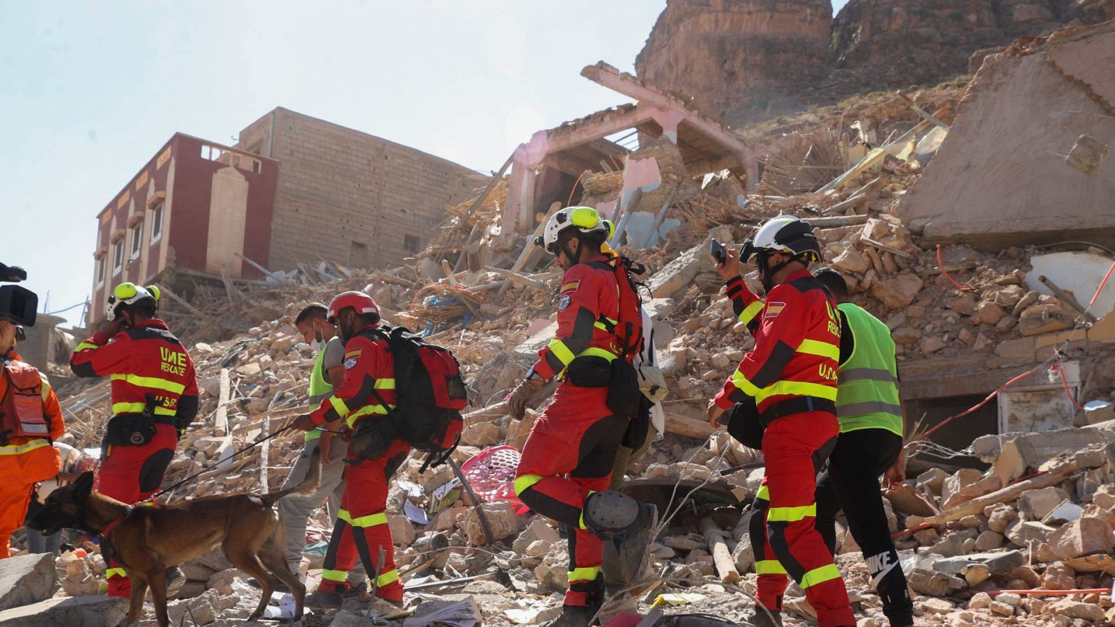 Imagen de archivo de efectivos de la Unidad Militar de Emergencias del Ejército Español (UME) ayudando en las labores de rescate tras el devastador terremoto en Marruecos.