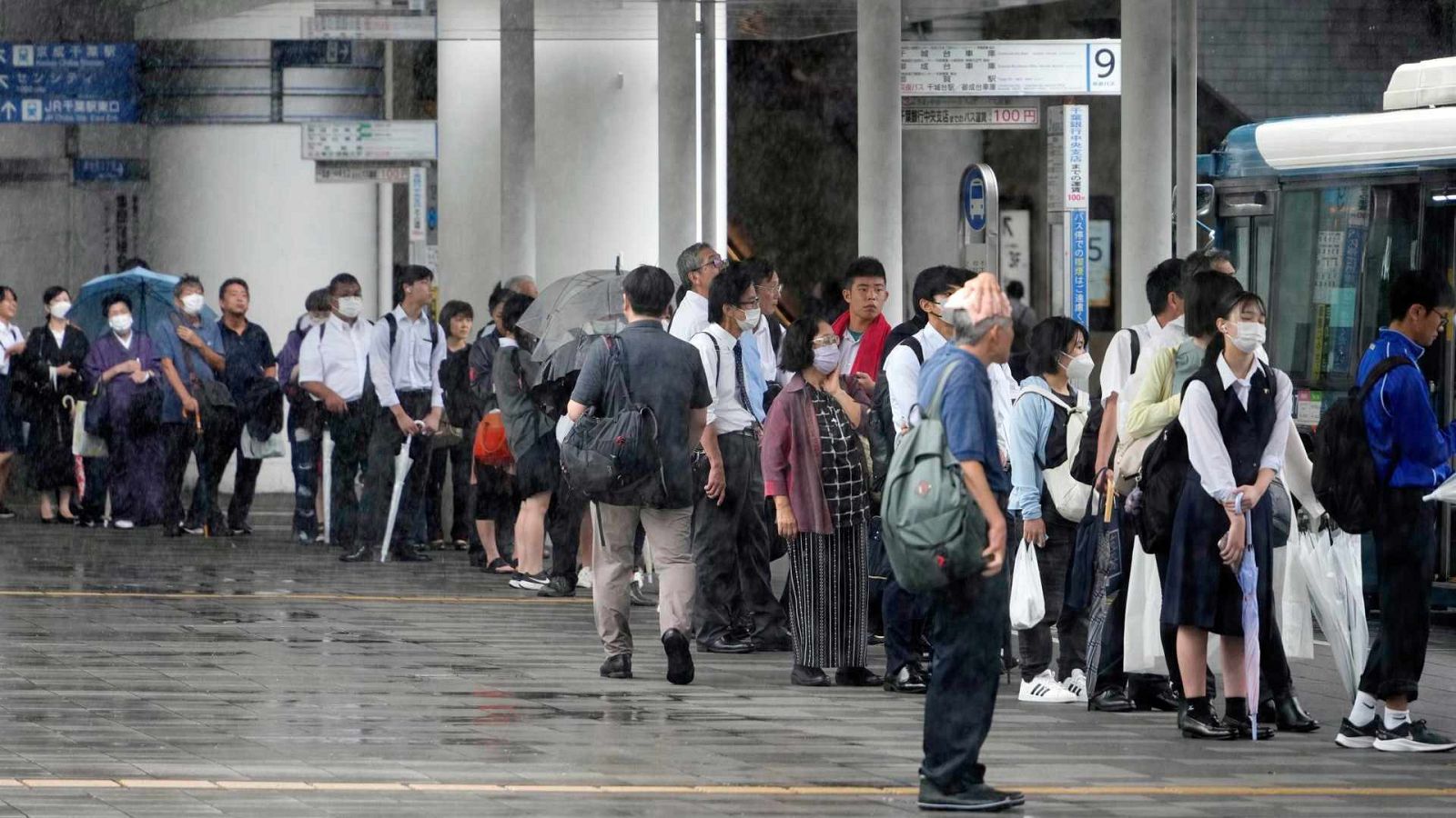 Personas hacen cola en una terminal de autobuses en Chiba, cerca de Tokio, Japón. 