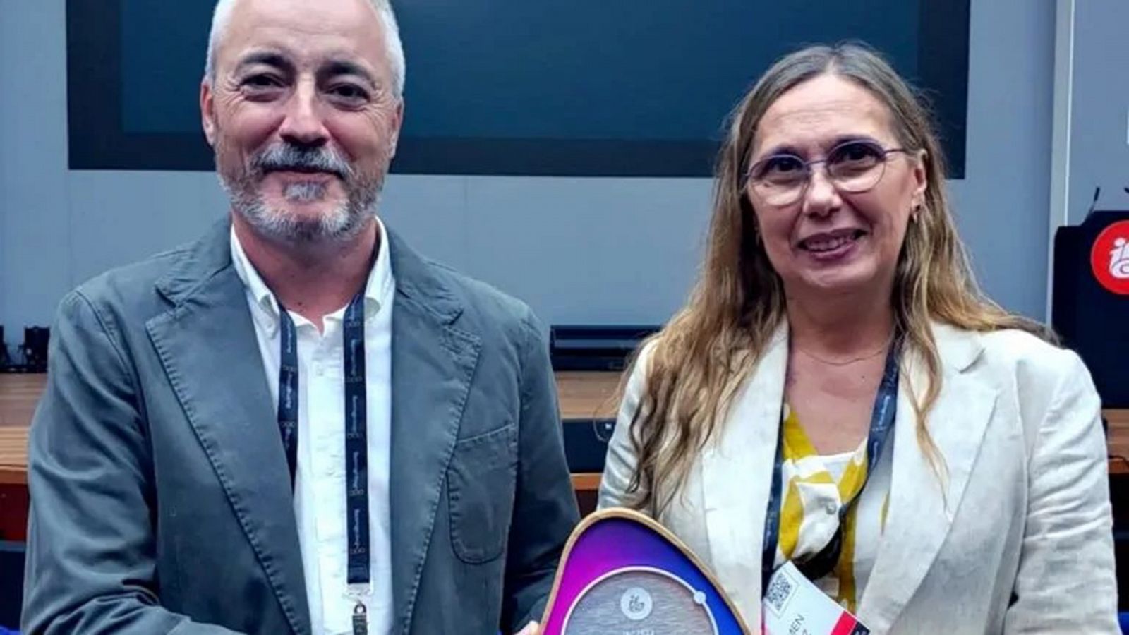 David Corral y Carmen Cernuda, del área de Estrategia Tecnológica e Innovación y Digital de RTVE recogen el premio IBC 2023