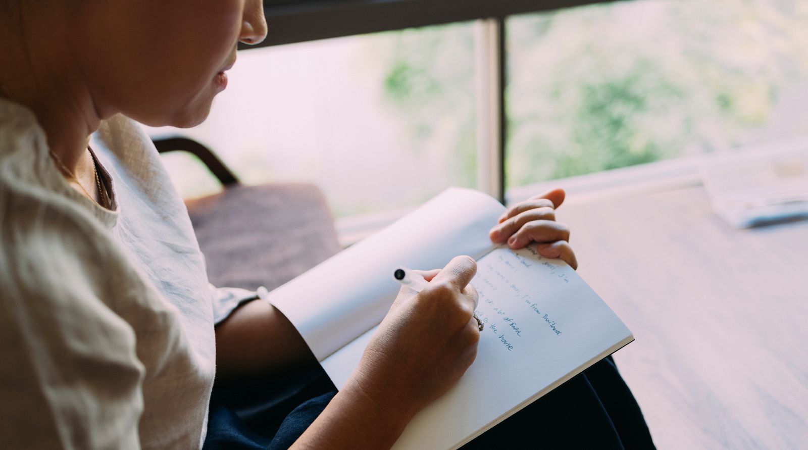 Escritura a mano en un cuaderno