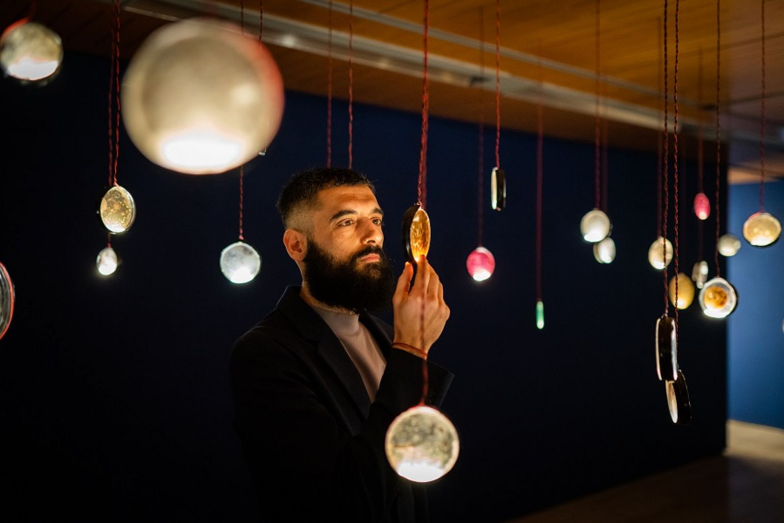 Juan Zamora en la exposición La vida en emergència (Fundació Sorigué, Lleida)