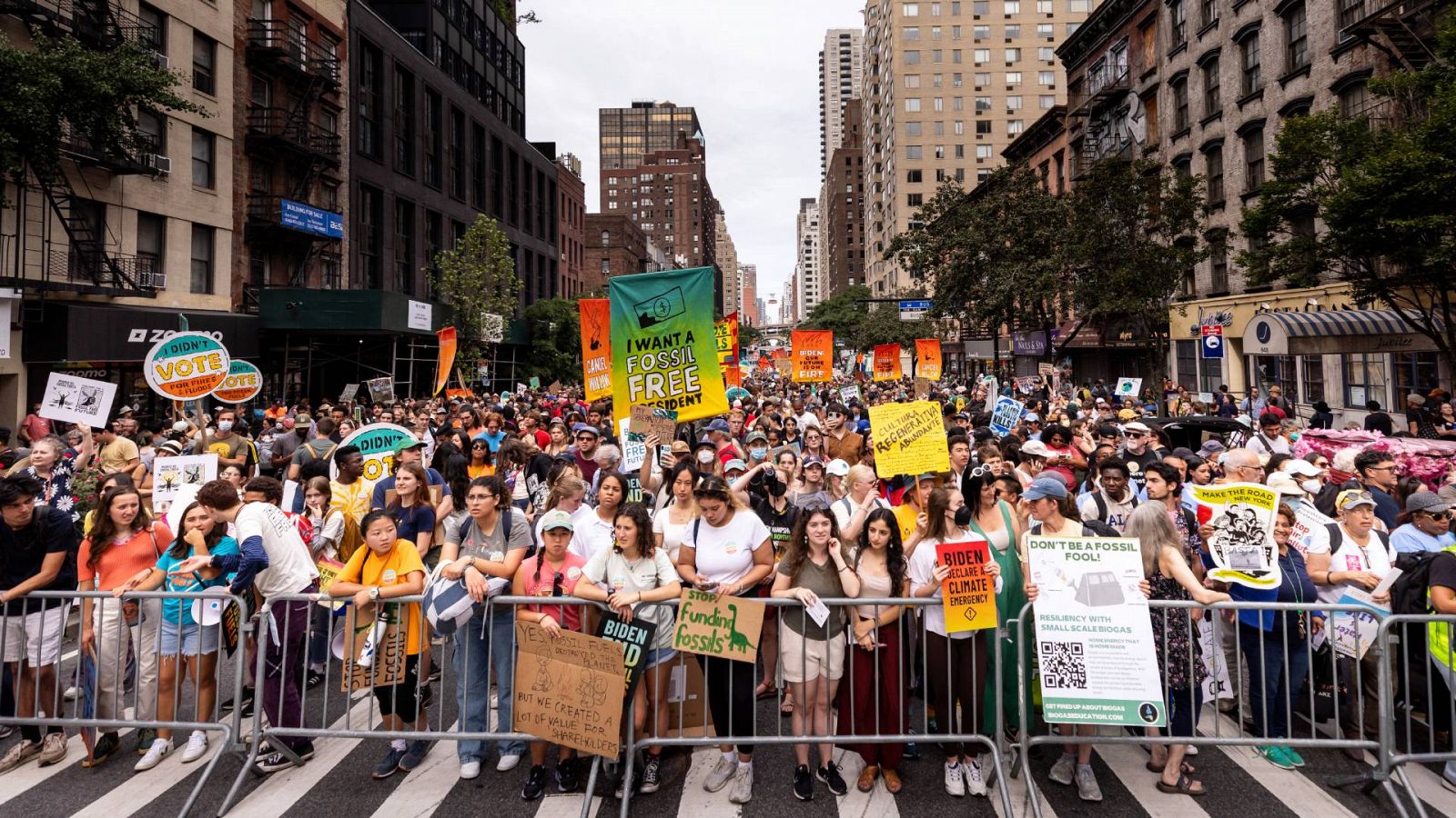 Los manifestantes enseñan carteles mientras participan en la marcha para acabar con los combustibles fósiles