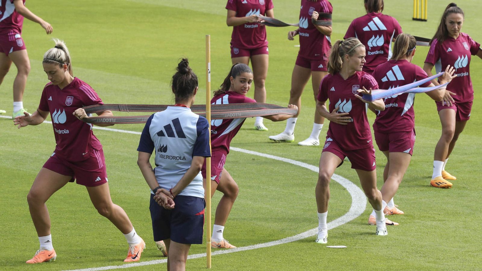 Entrenamiento de la selección española femenina antes del Mundial con Montse Tomé (de espaldas)