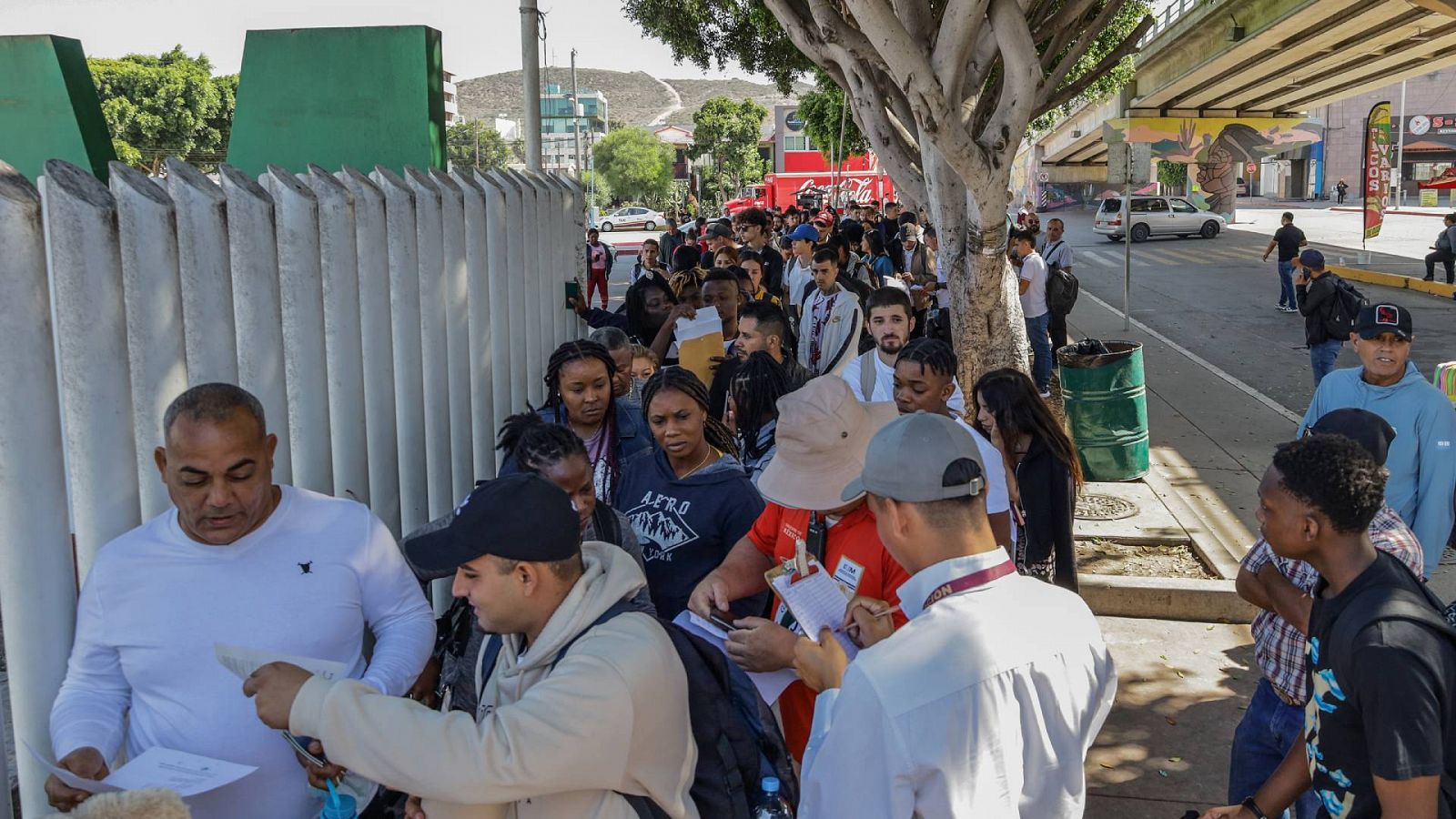 Archivo: cola para solicitar asilo en la frontera entre EE.UU. y México en Tijuana. EFE/Joebeth Terriquez