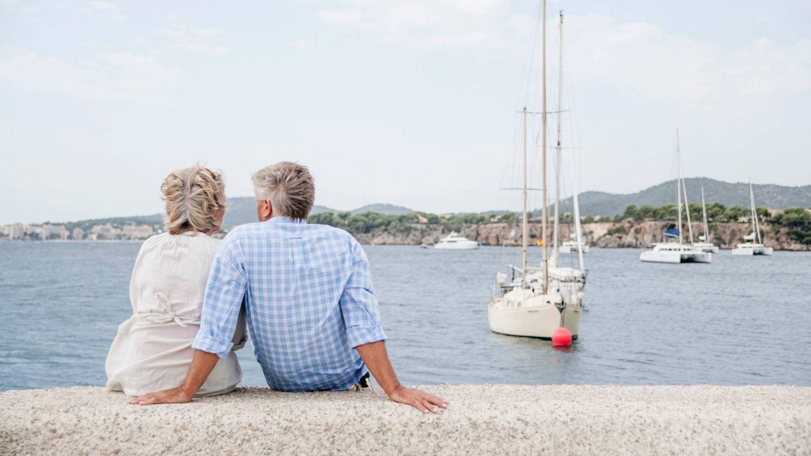 Una pareja disfrutando de unos días de vacaciones junto al mar en España