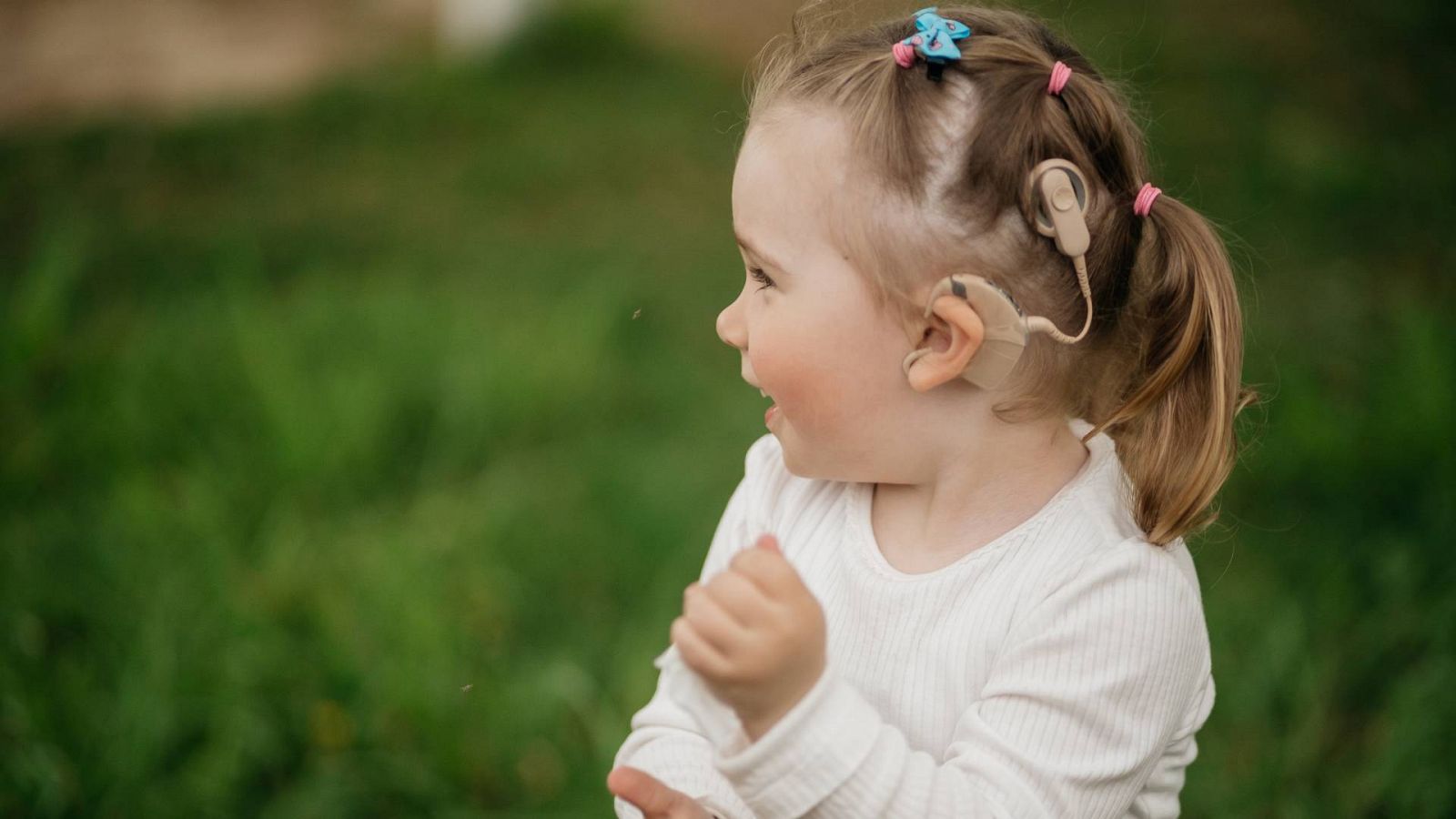 Niña pequeña con un implante coclear