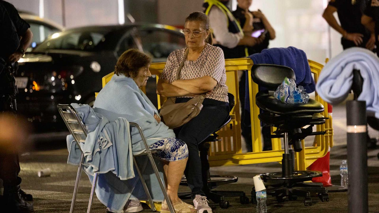 Desalojo de la residencia de ancianos Fontsana de Palma por un incendio.