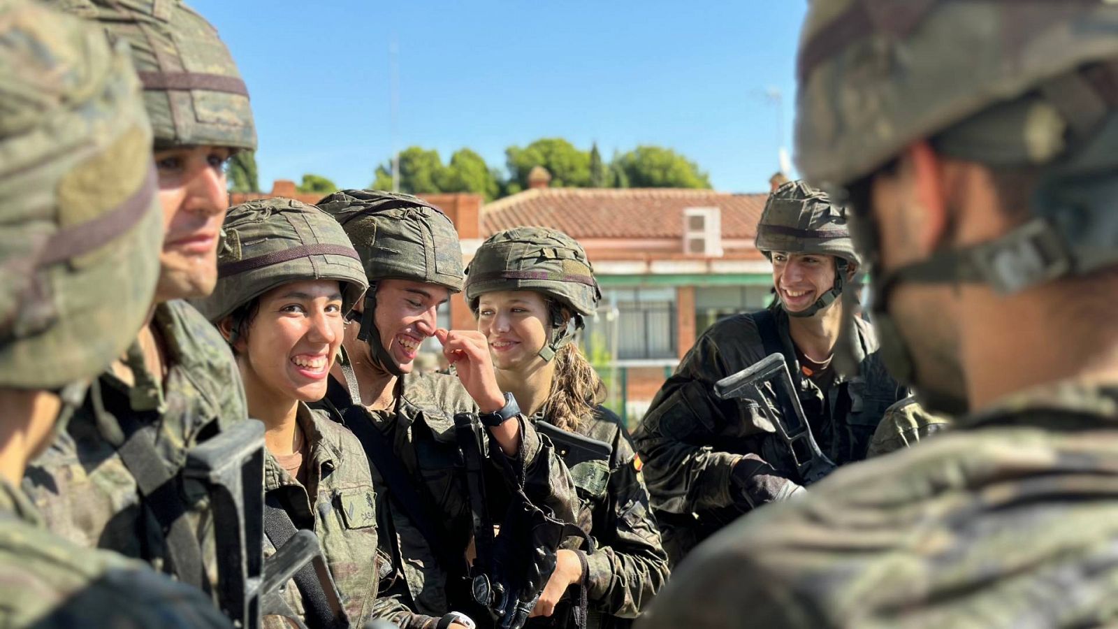 La princesa Leonor junto a sus compañeros de la Academia Militar de Zaragoza