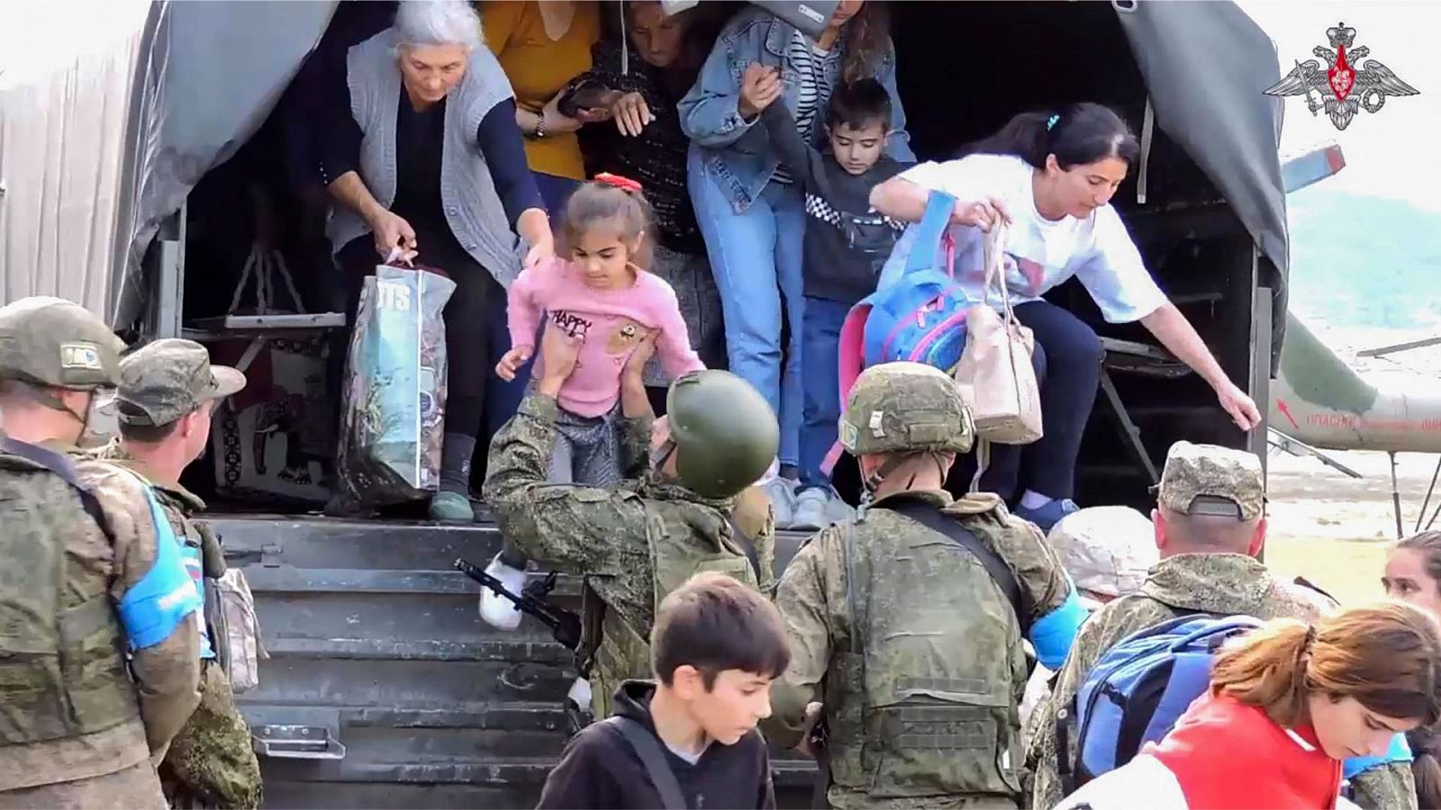 Imagen, tomada de un vídeo difundido por el Ministerio de Defensa de Rusia, de soldados rusos evacuando a refugiados de Stepanakert / Jakendi, capital de Nagorno Karabaj, ante la ofensiva de las fuerzas azerbaiyanas en la región. Foto: Ministerio de