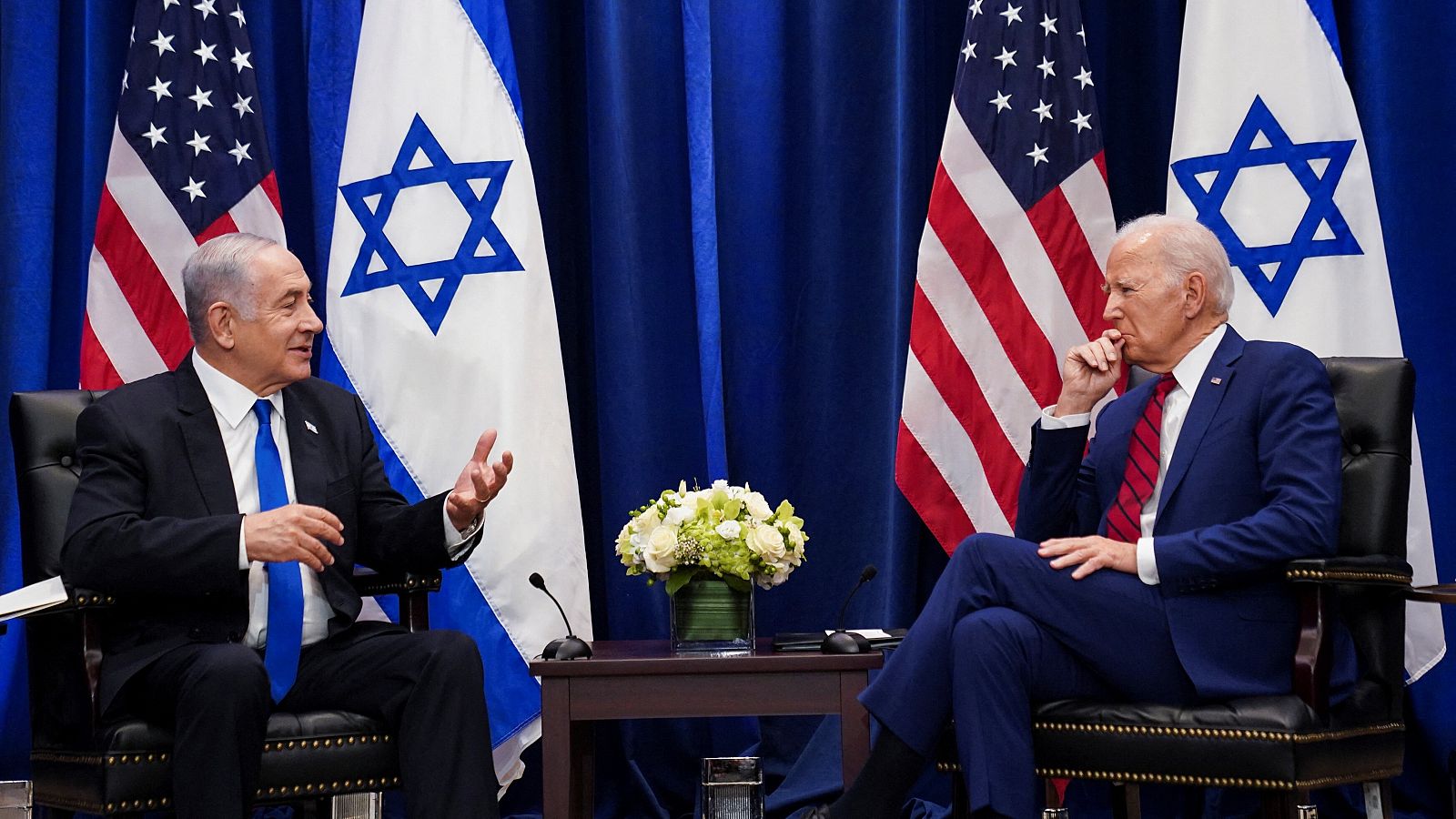 El Presidente de Estados Unidos, Joe Biden, escucha al Primer Ministro israelí, Benjamin Netanyahu, durante una reunión bilateral