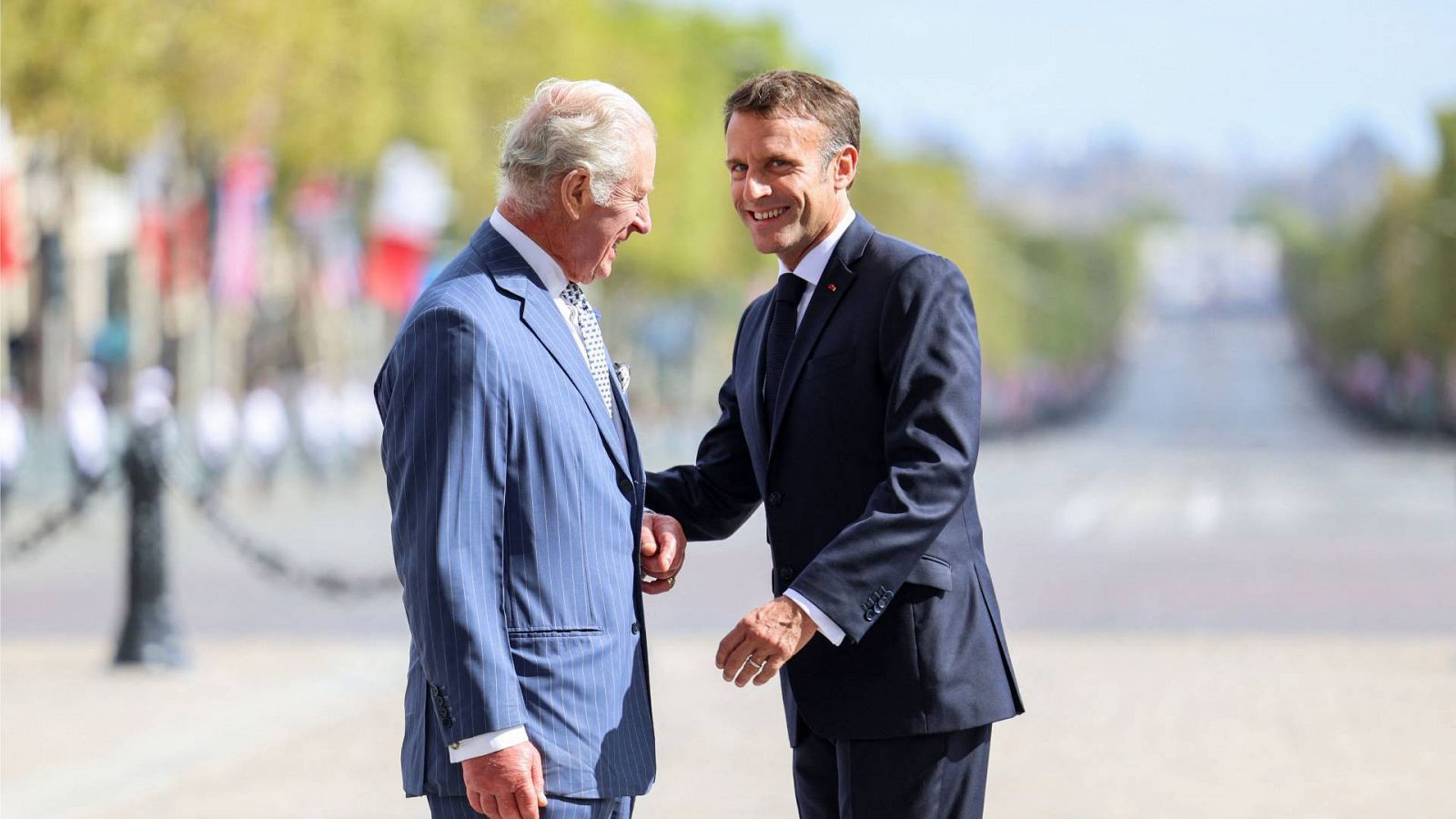 El presidente francés, Emmanuel Macron, habla con el rey Carlos III durante la ceremonia de colocación de coronas en la Tumba del Soldado Desconocido en el Arco del Triunfo en París durante la visita oficial del monarca a Francia