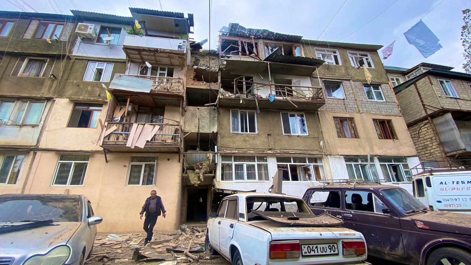 Vista de un edificio residencial dañado en Nagorno-Karabaj tras la operación militar azerbaiyana