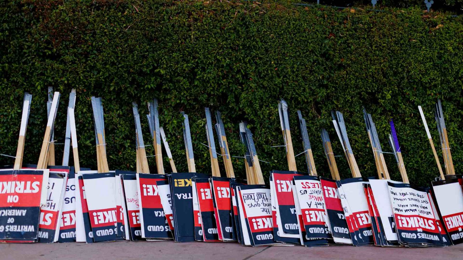 Carteles de la huelga de actores (SAG-AFTRA) y guionistas (WGA) fuera de Disney Studios en Burbank, California.