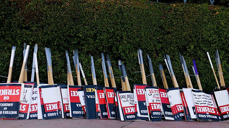 Carteles de la huelga de actores (SAG-AFTRA) y guionistas (WGA) fuera de Disney Studios en Burbank, California.