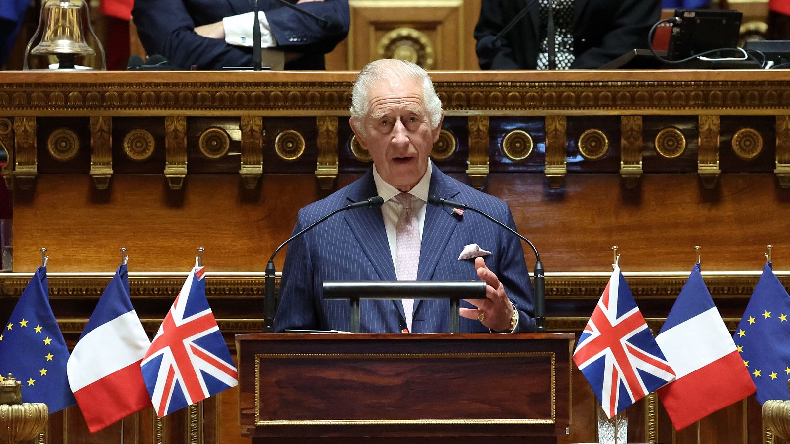 El Rey Carlos de Inglaterra se dirige a los senadores y miembros de la Asamblea Nacional en el Senado francés