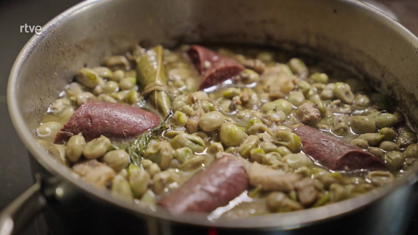 Sílvia Abril presenta la recepta de les faves ofegades, un plat tradicional català