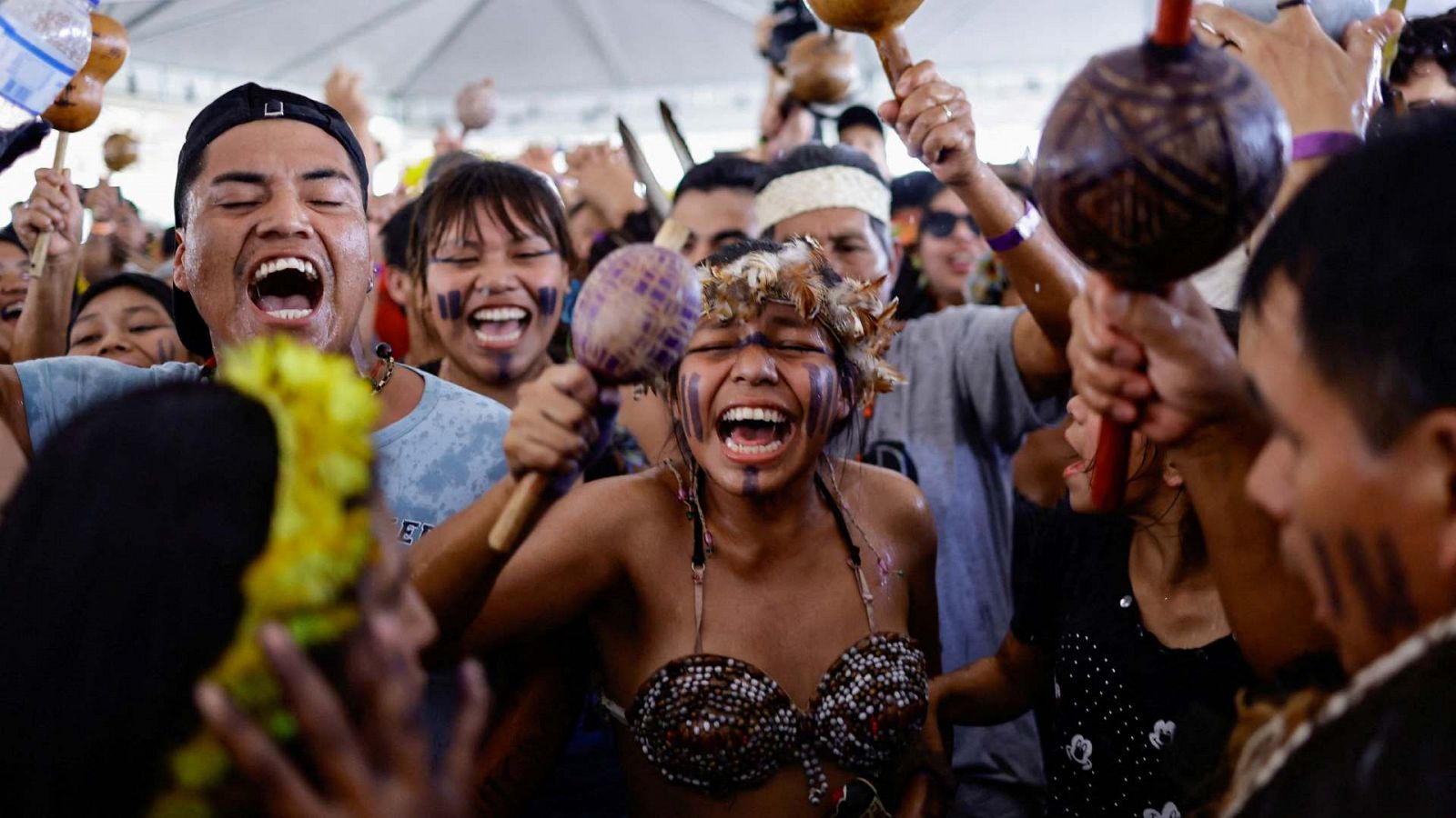 Indígenas brasileños celebran después de que la mayoría del Tribunal Supremo de Brasil votara en contra del "marco temporal".