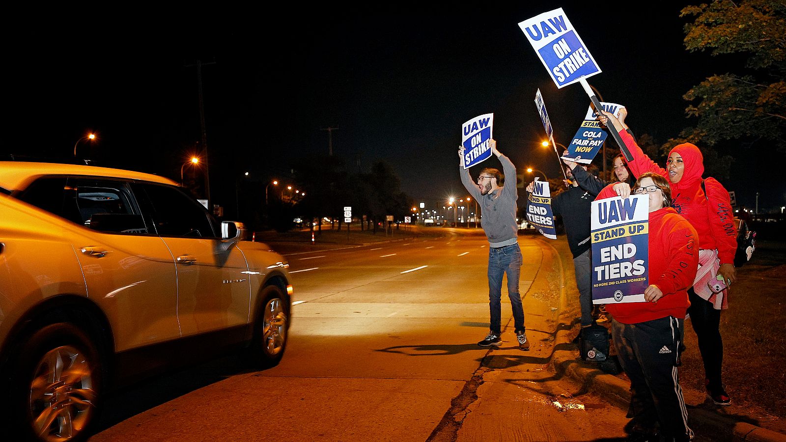 Miembros del Sindicato Unido de Trabajadores del Automóvil protestan fuera de la planta de ensamblake de Ford Michigan en Wayne