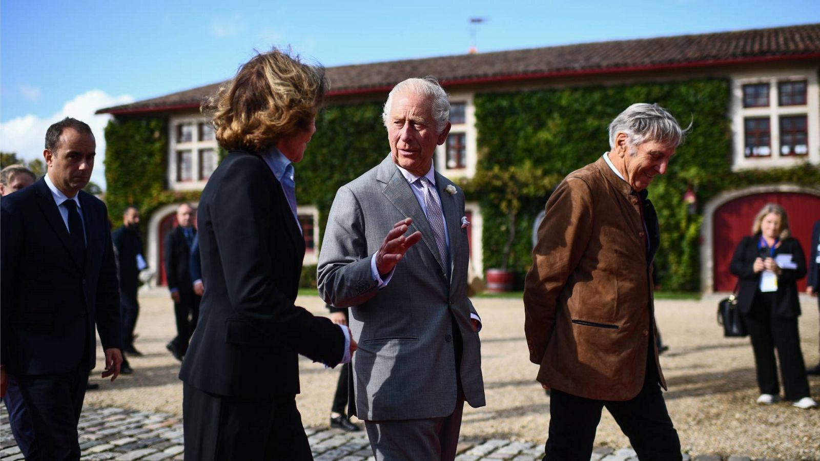 El rey Carlos III de Gran Bretaña visita la bodega Smith Haut Lafitte junto a sus propietarios