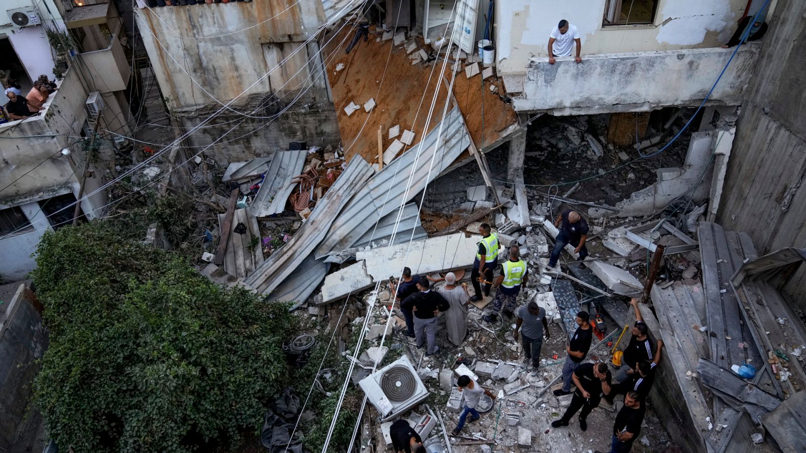 Un edificio dañado tras una redada israelí en Nour Sams