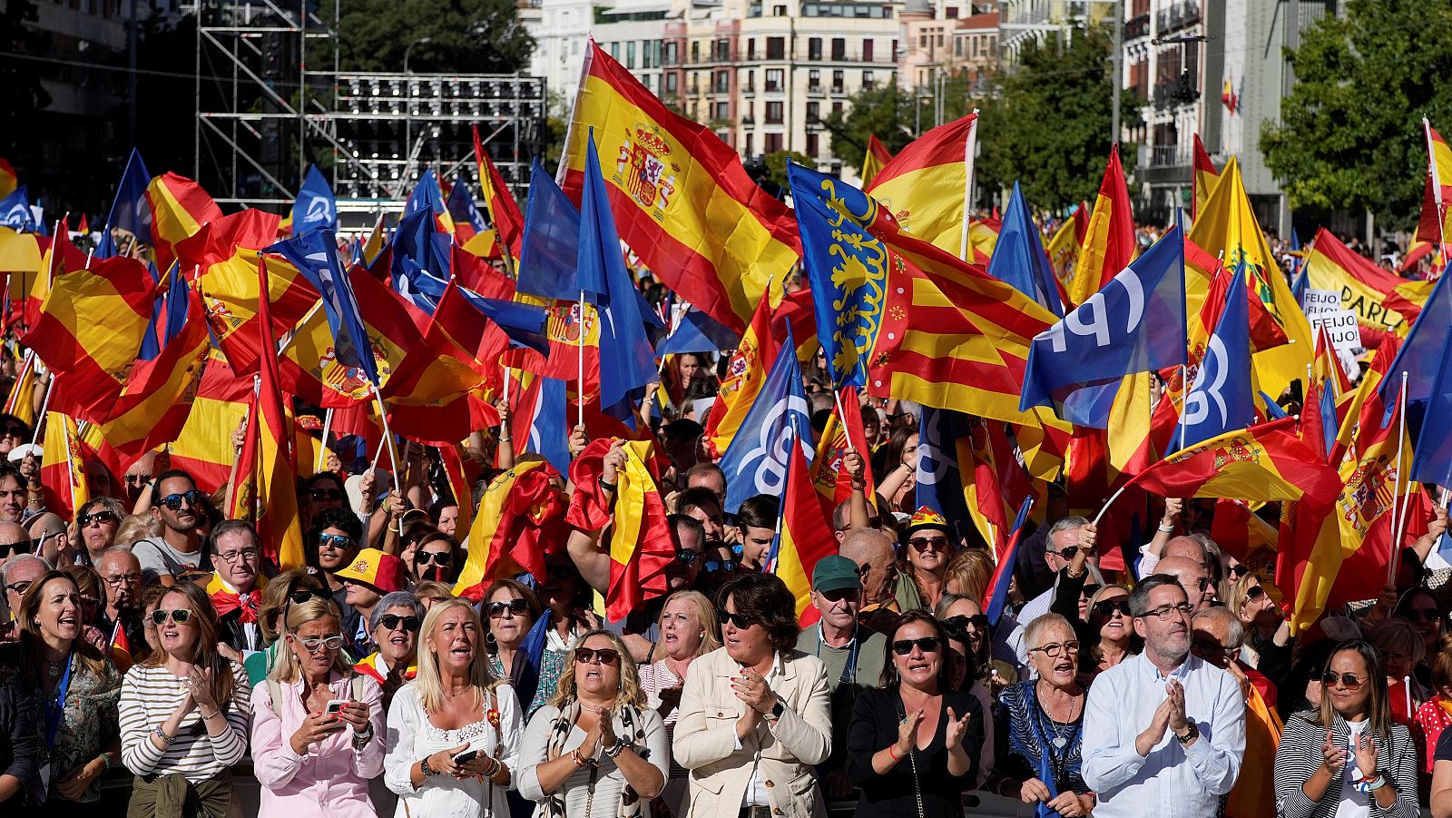 Milers de persones criden contra Pedro Sánchez a la plaça Felip II de Madrid | EFE