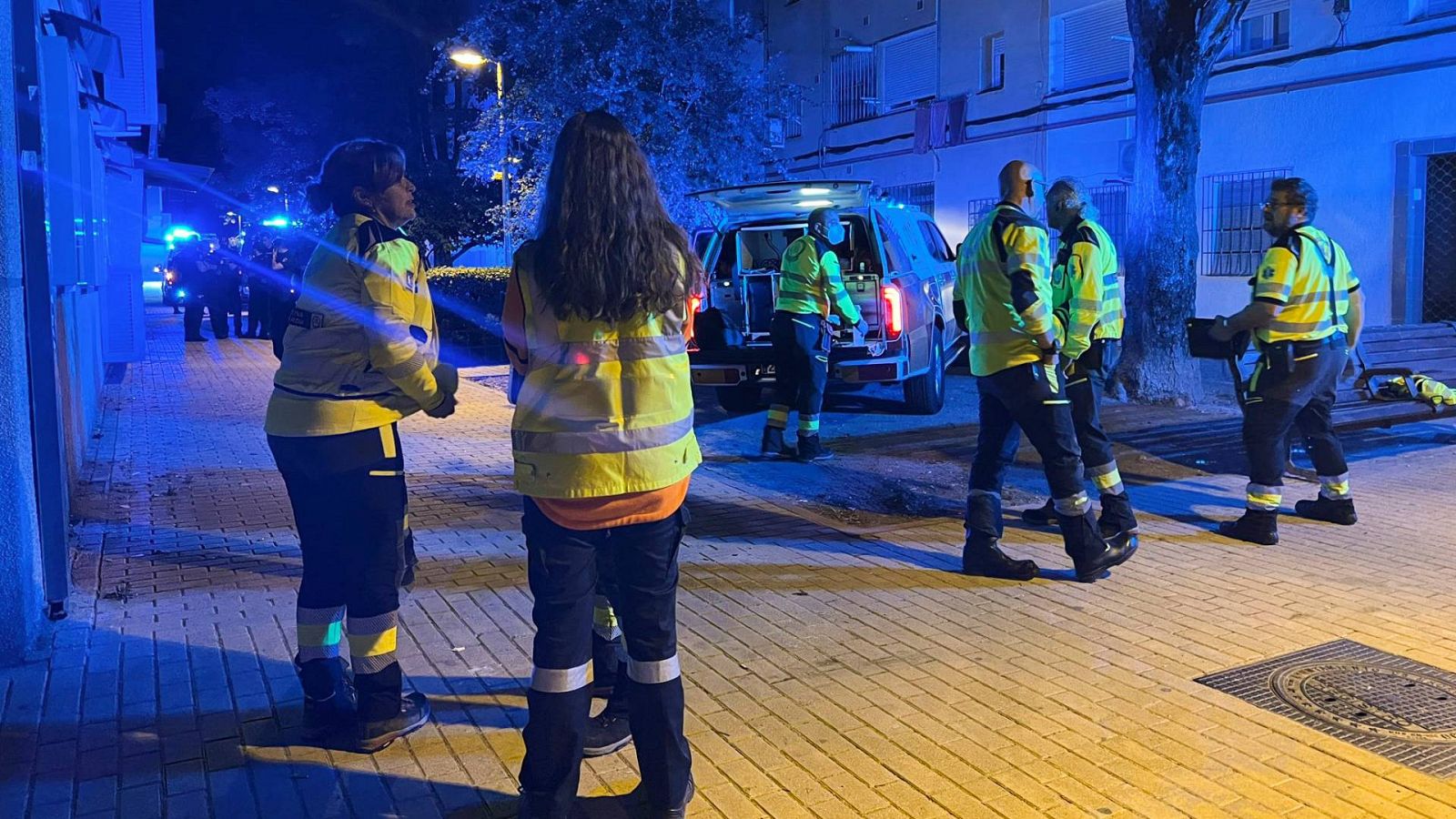 Efectivos del SAMUR-PC realizaron maniobras de reanimación a la mujer que ha sido asesinada en Villaverde (Madrid)