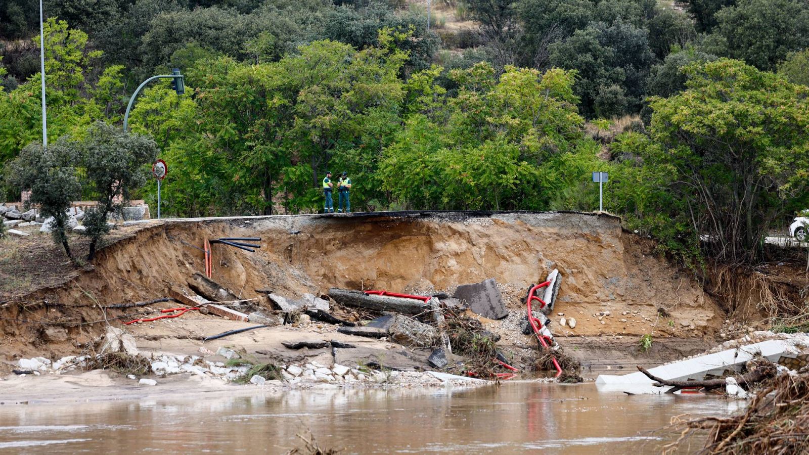 Declaración de zona catastrófica por la DANA Los servicios de emergencia durante la búsqueda de un desaparecido en los alrededores de Aldea del Fresno en Madrid