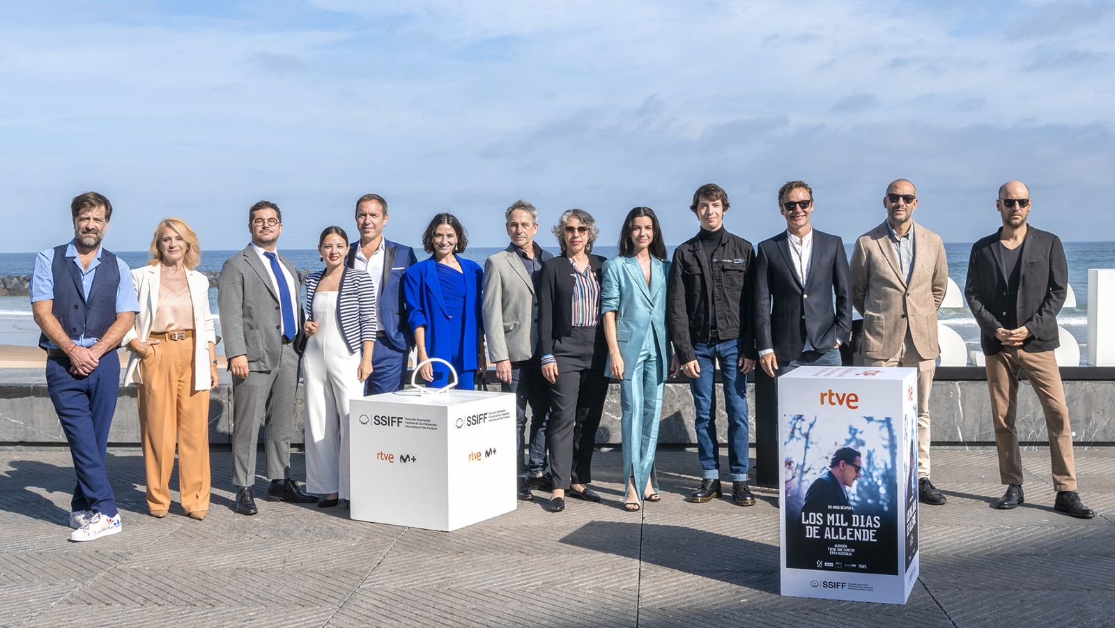 El equipo artístico de la serie junto a la presidenta de RTVE y la ministra de Cultura Chilena, Carolina Arredondo