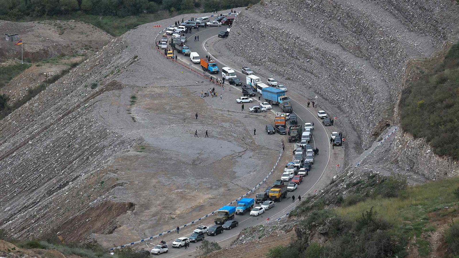 Un convoy de automóviles de Nagorno-Karabaj se traslada a Kornidzor en la región de Syunik, Armenia