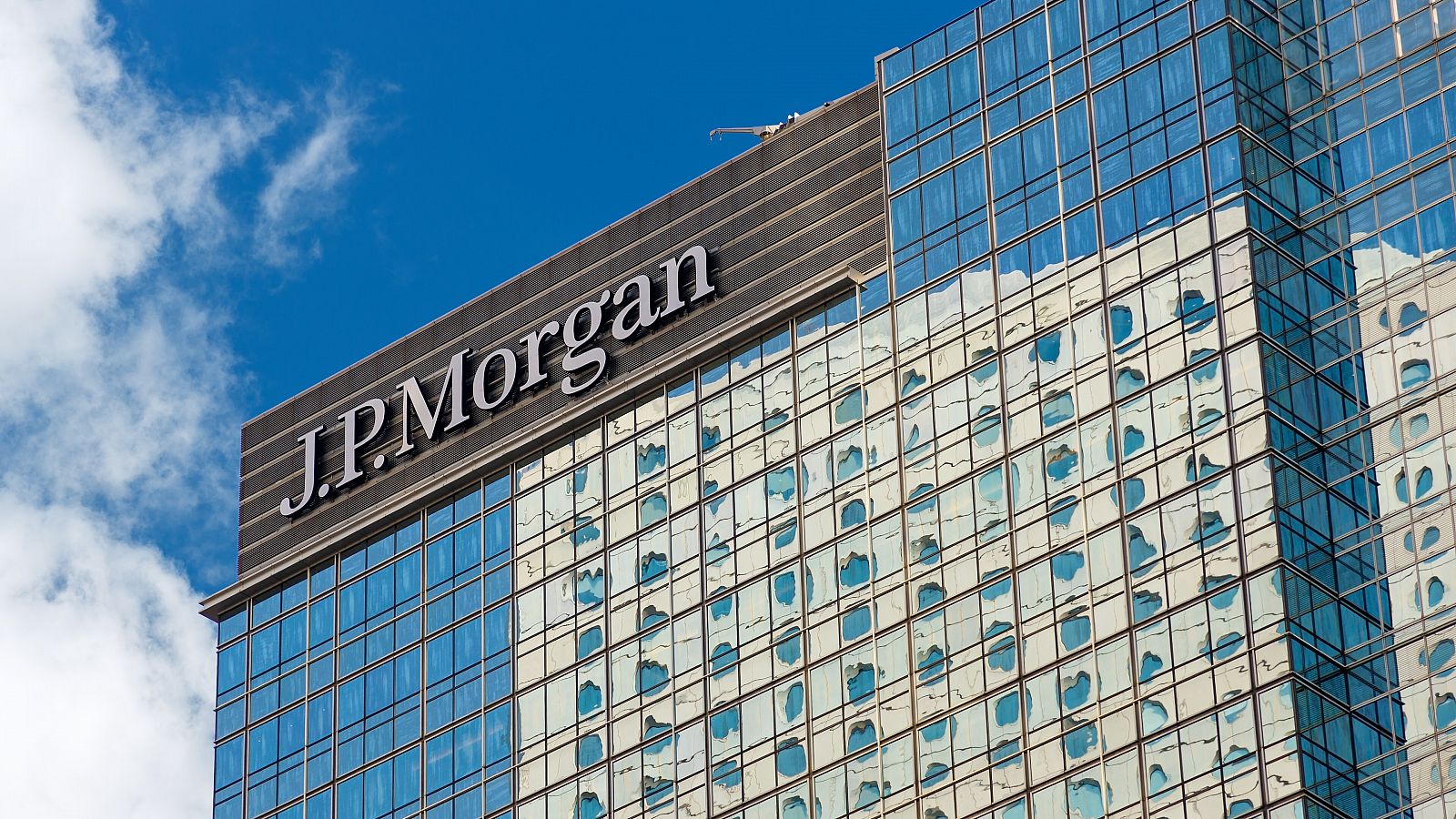 Imagen del logotipo de JPMorgan en uno de sus edificios