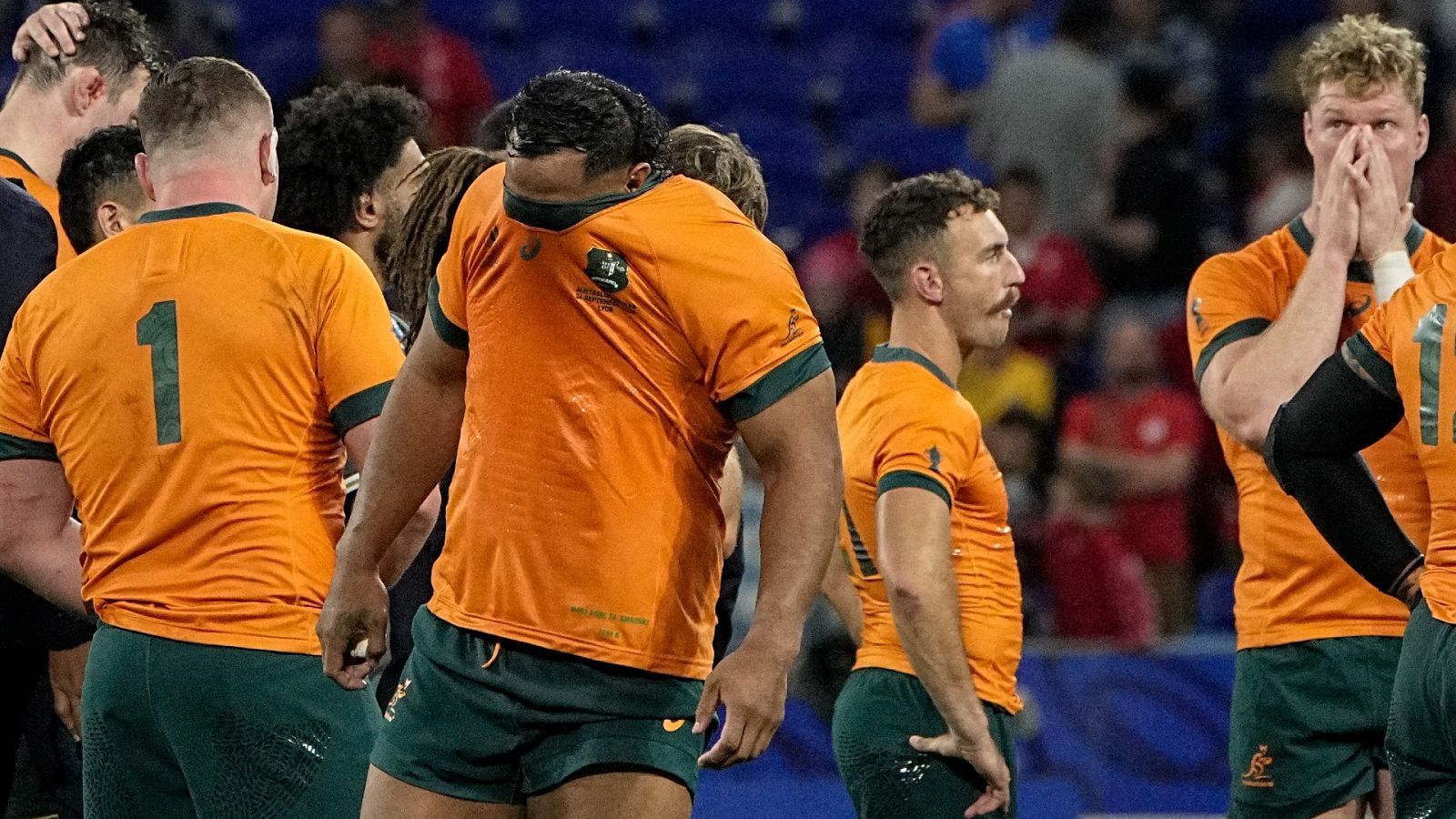 Los jugadores de Australia se lamentan tras la dramática derrota ante Gales en el Mundial de Rugby