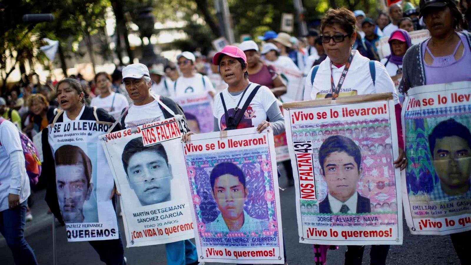 Manifestantes realizan una protesta para conmemorar la desaparición de los 43 estudiantes de la escuela de Ayotzinapa, en la Ciudad de México.