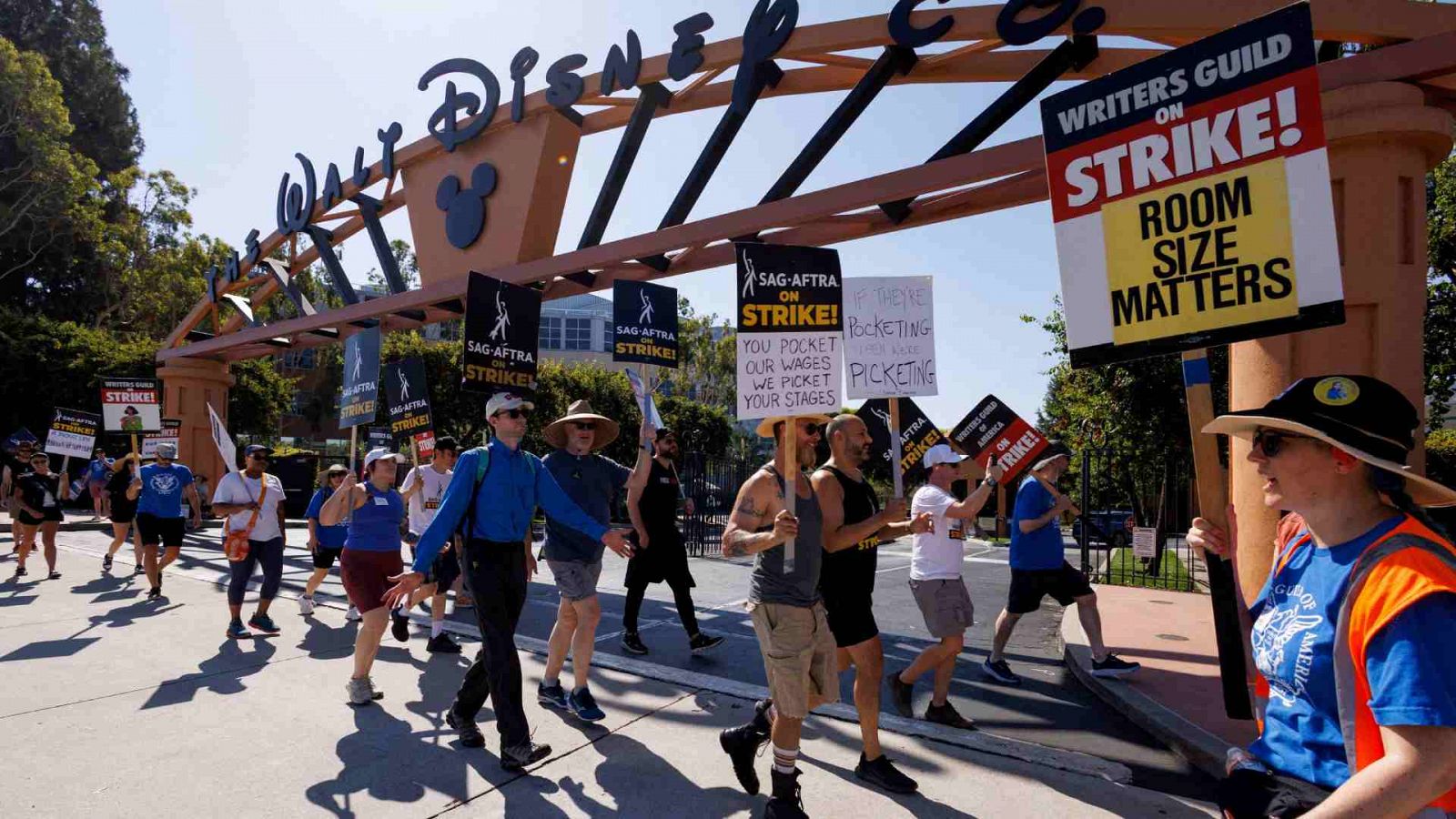 Actores de SAG-AFTRA y guionistas de WGA caminan un piquete fuera de Disney Studios en Burbank, California, EE.UU.