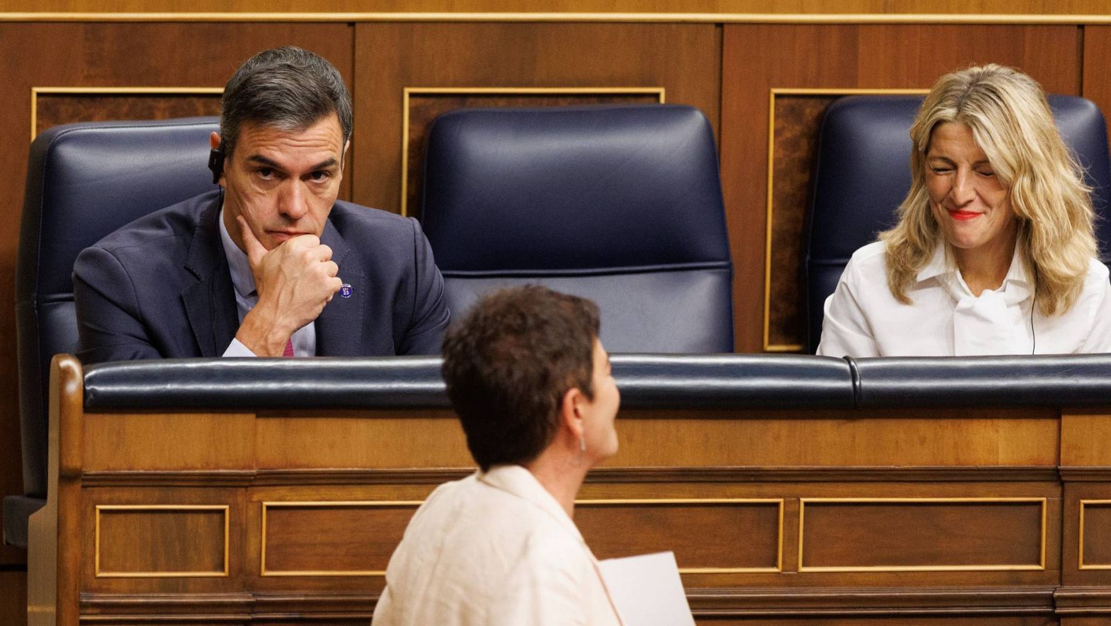 Investidura de Feijóo: El presidente en funciones, Pedro Sánchez, con el pinganillo para seguir la intervención de EH Bildu