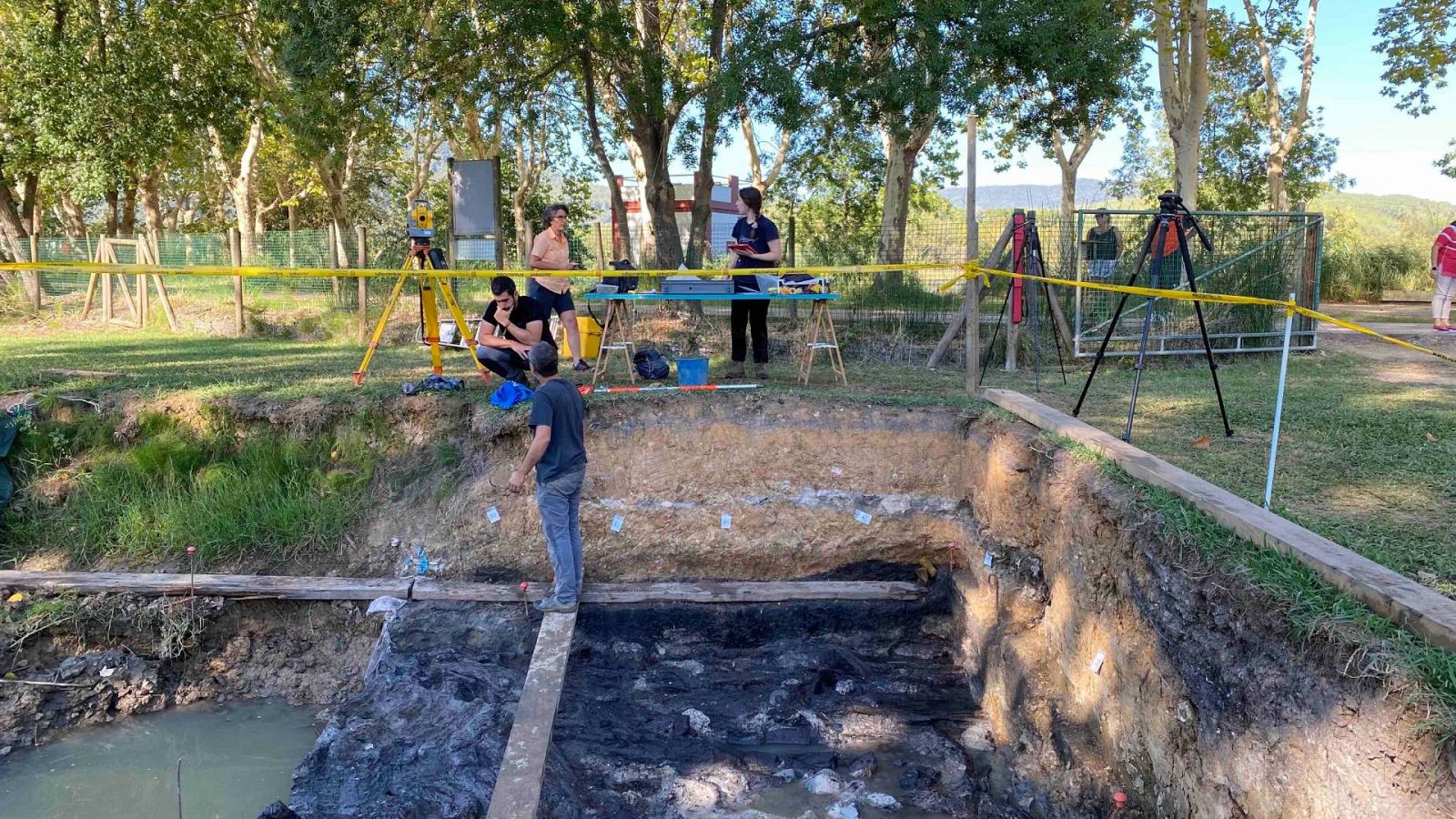 Excavaciones en el yacimiento neolítico de La Draga en Banyoles (Girona)