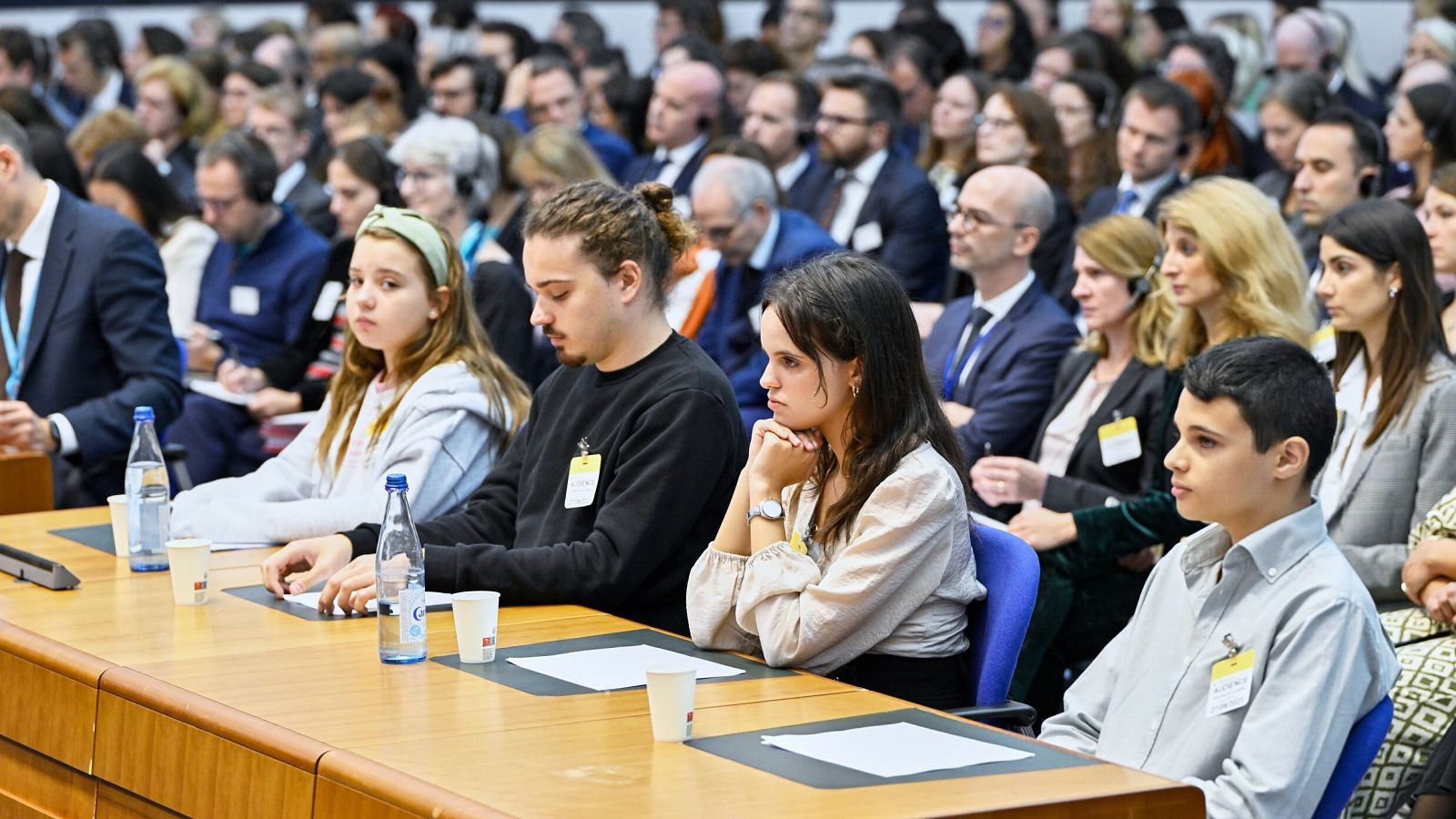 Una foto facilitada por el Tribunal Europeo de Derechos Humanos muestra a los jóvenes antes de la audiencia en Estrasburgo