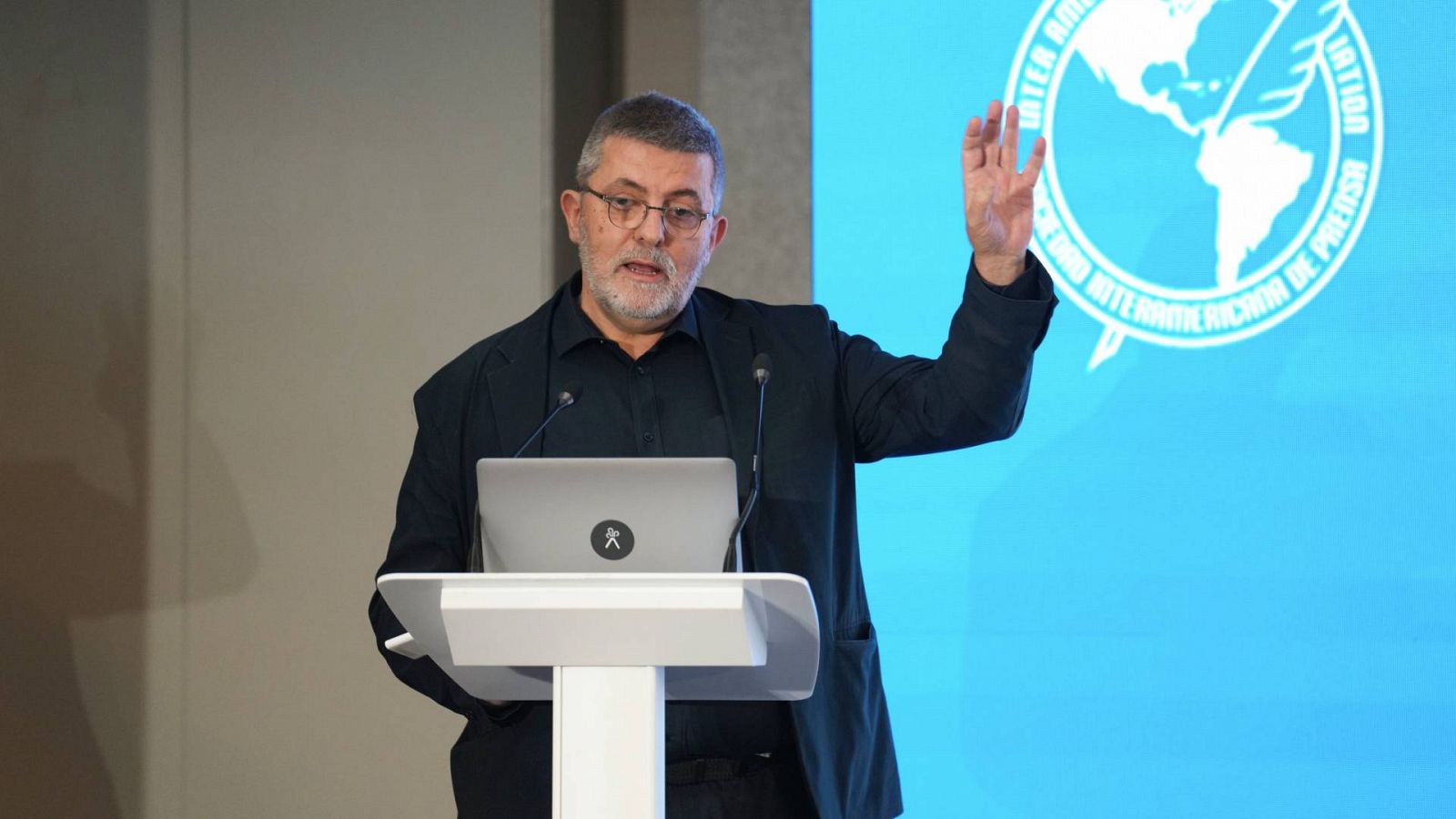 El periodista Mario Tascón durante una mesa de debate celebrada en 2022