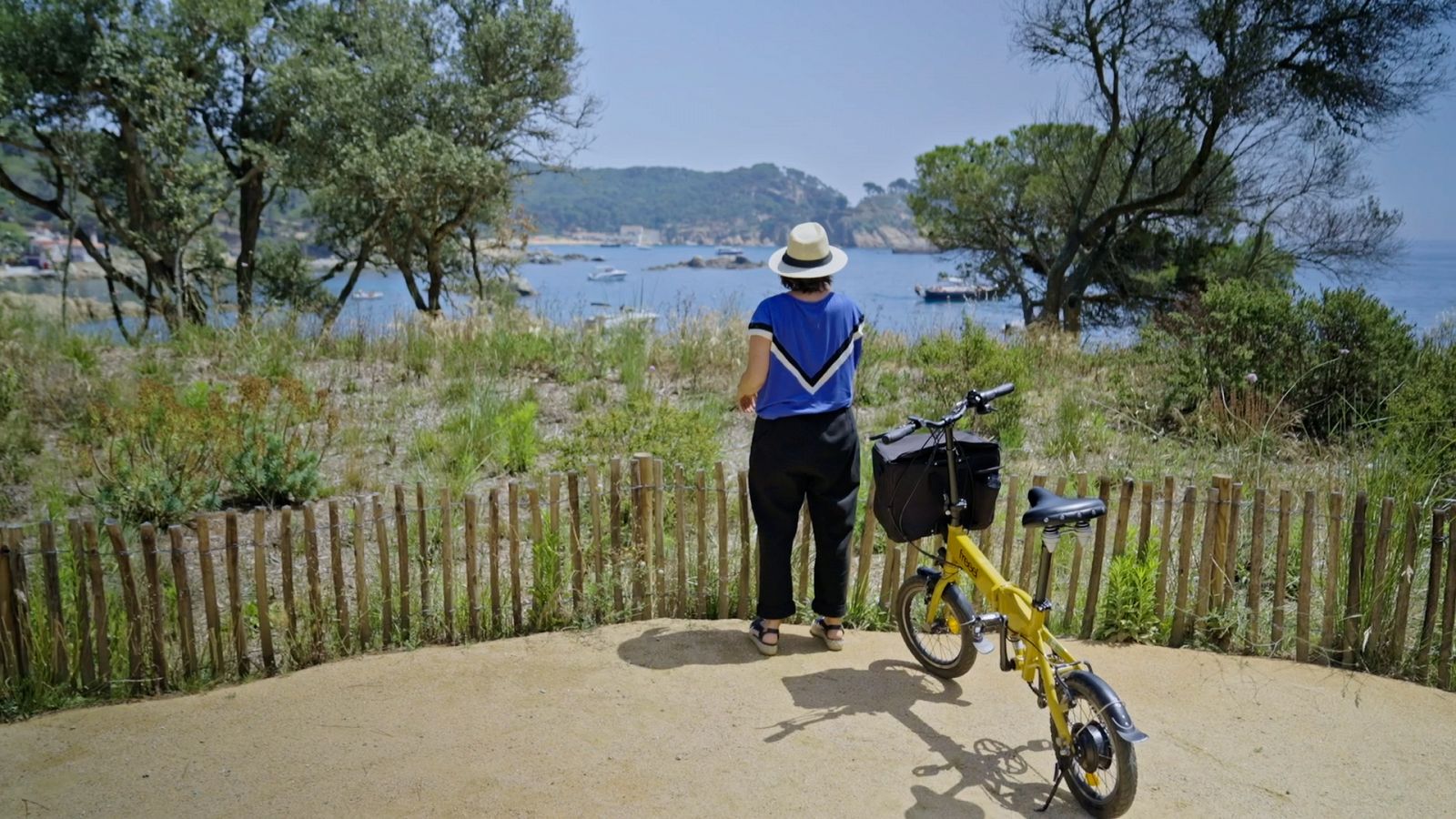 Sílvia Abril mirant el mar a cala s'Alguer