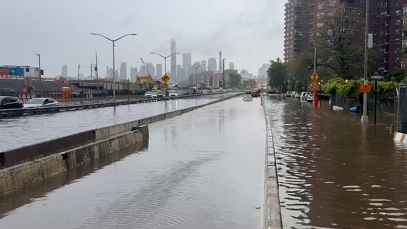 Una sección de la autovía FDR sumergida tras las inundaciones