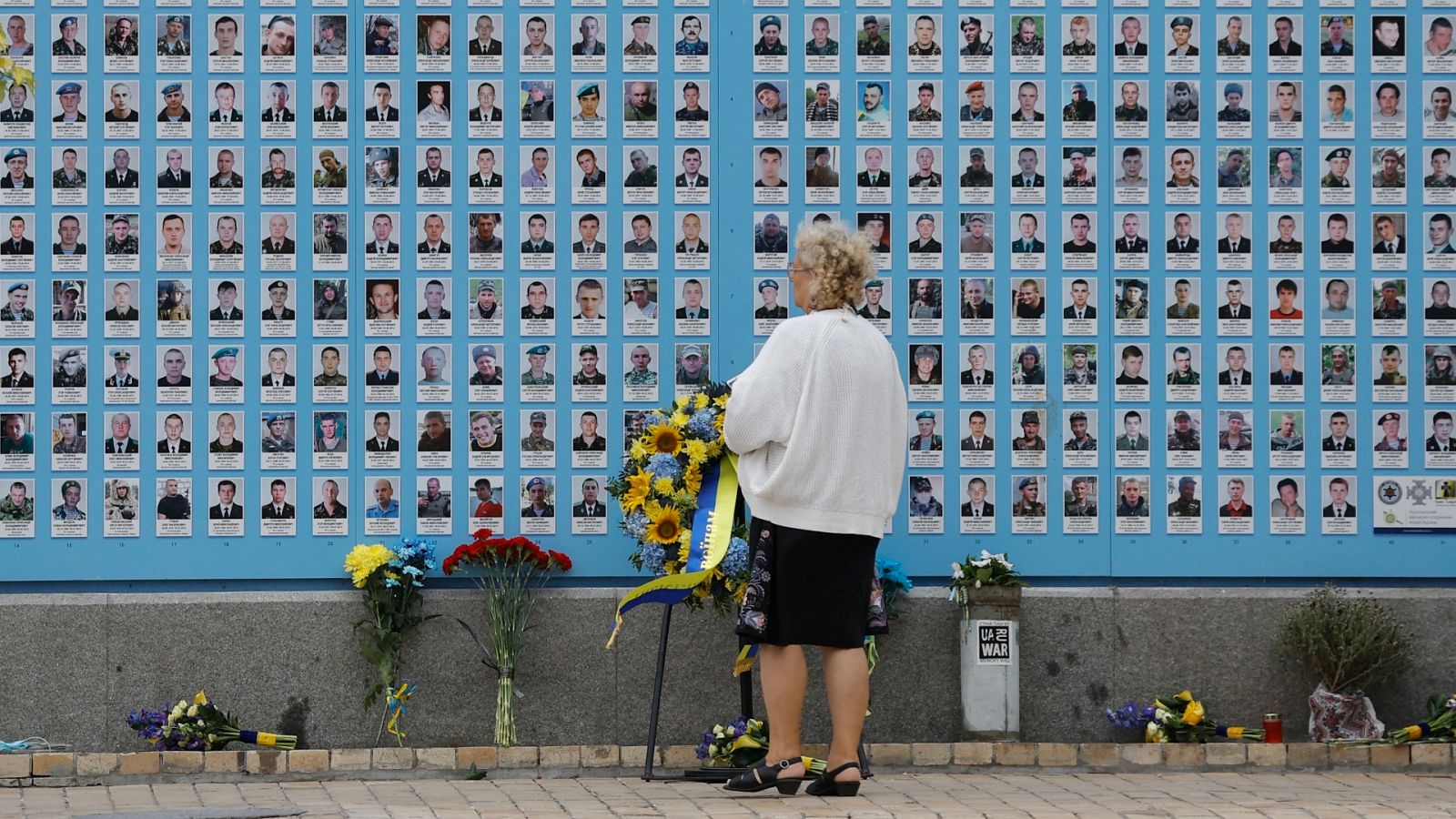 Una mujer mira el muro de la Memoria de los defensores caídos de Ucrania en Kiev