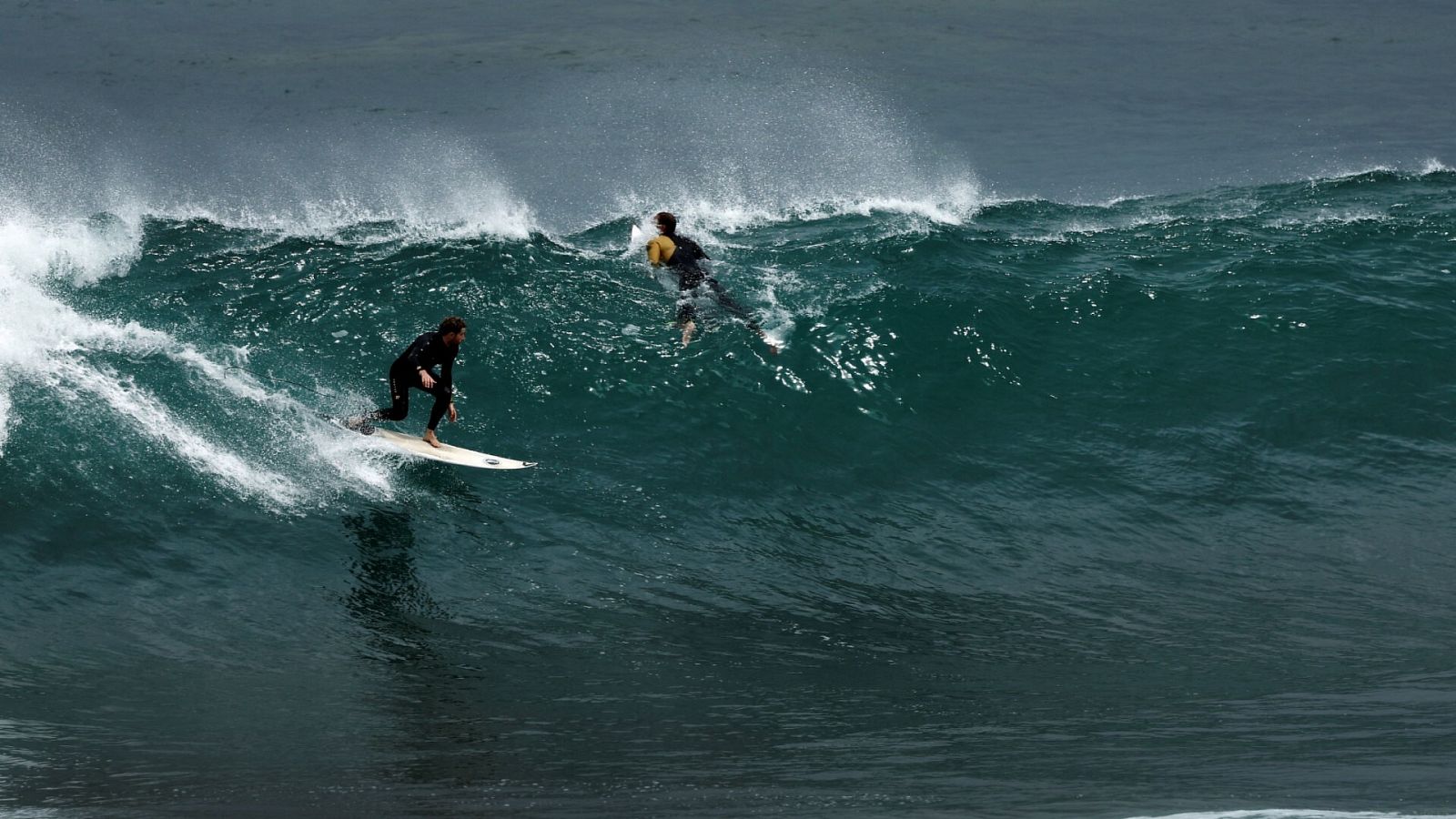Dos surfistas disfrutan de la buena temperatura en Mundaka