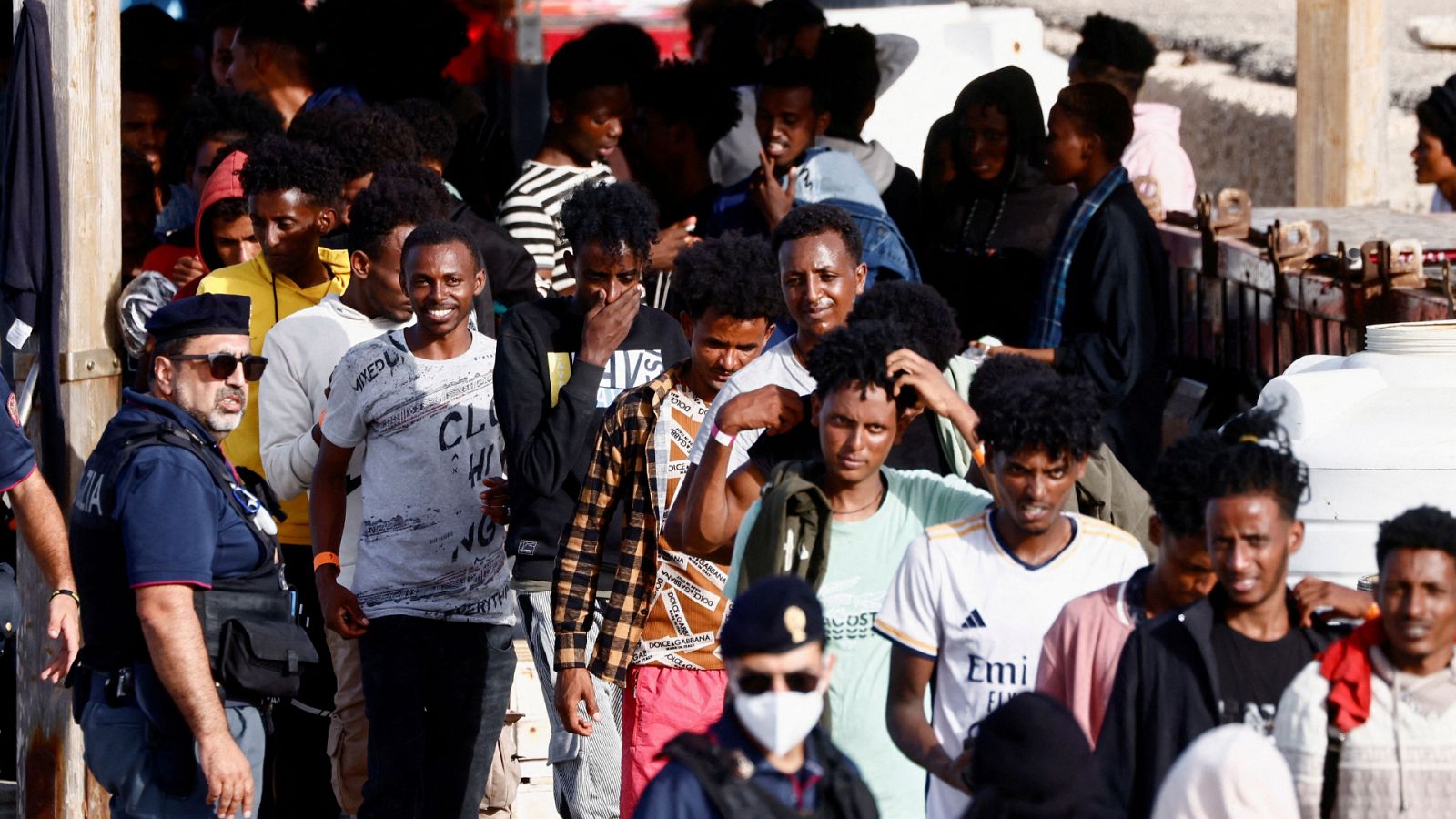 Un grupo de inmigrantes en la ciudad italiana de Lampedusa