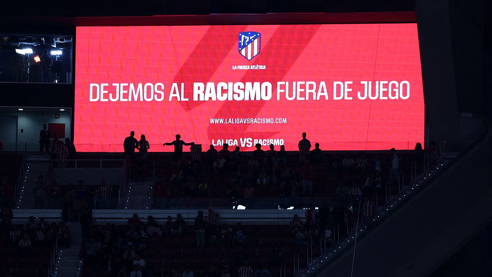 Atlético de Madrid - Real Madrid: Mensaje contra el racismo en el marcador electrónico.