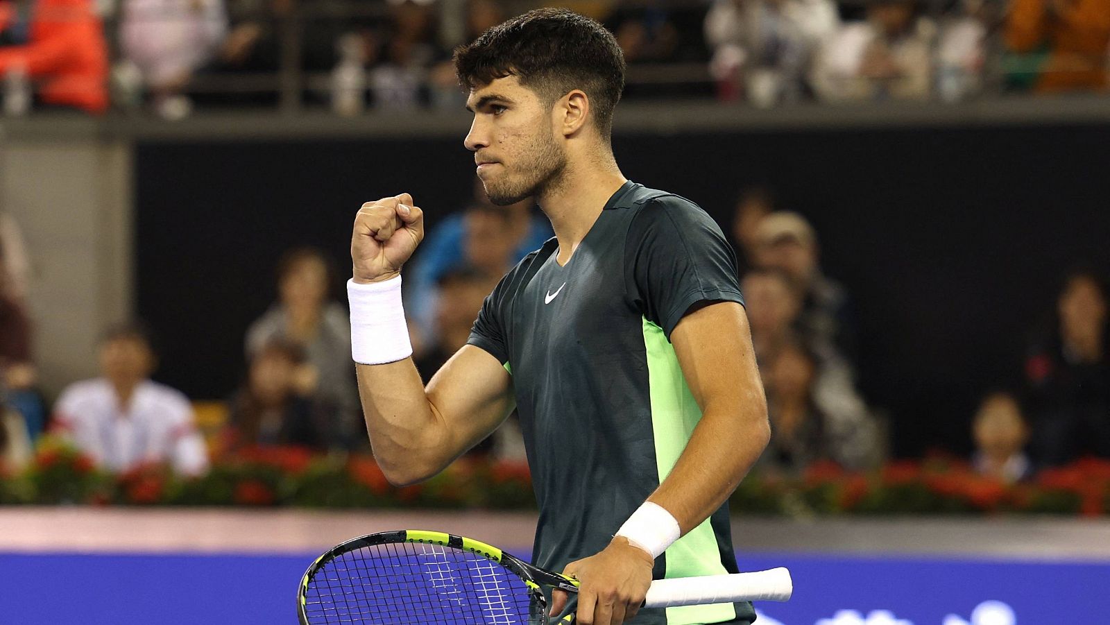 Carlos Alcaraz celebra su victoria sobre Casper Ruud en cuartos del Abierto de China