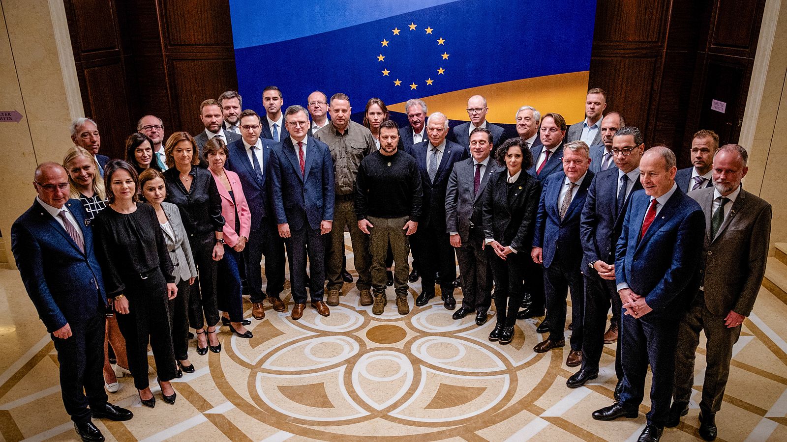 Los ministros de Asuntos Exteriores de la UE junto a Zelensky este martes en Kiev