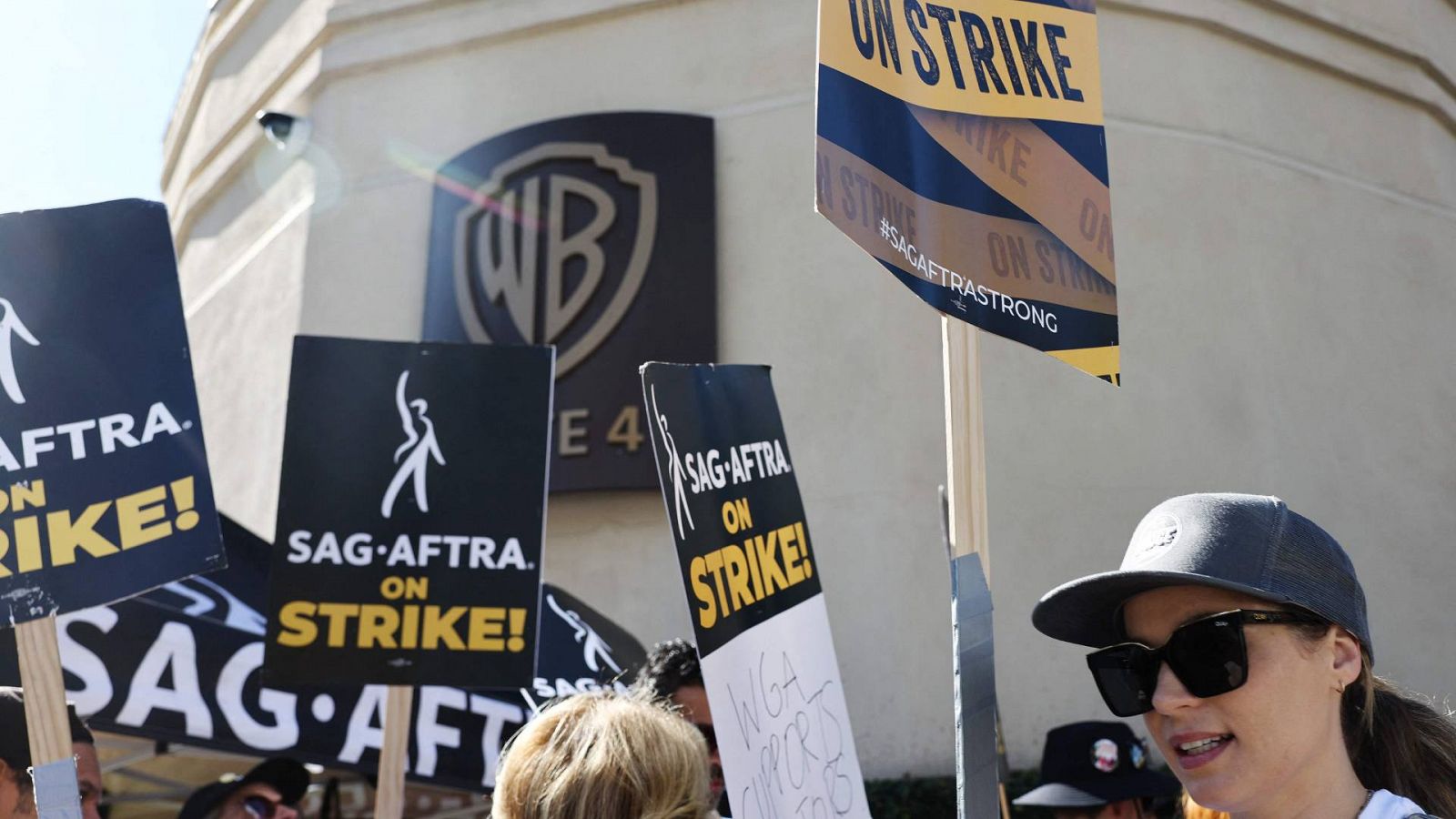 Miembros en huelga de SAG-AFTRA hacen un piquete frente a Warner Bros Studio