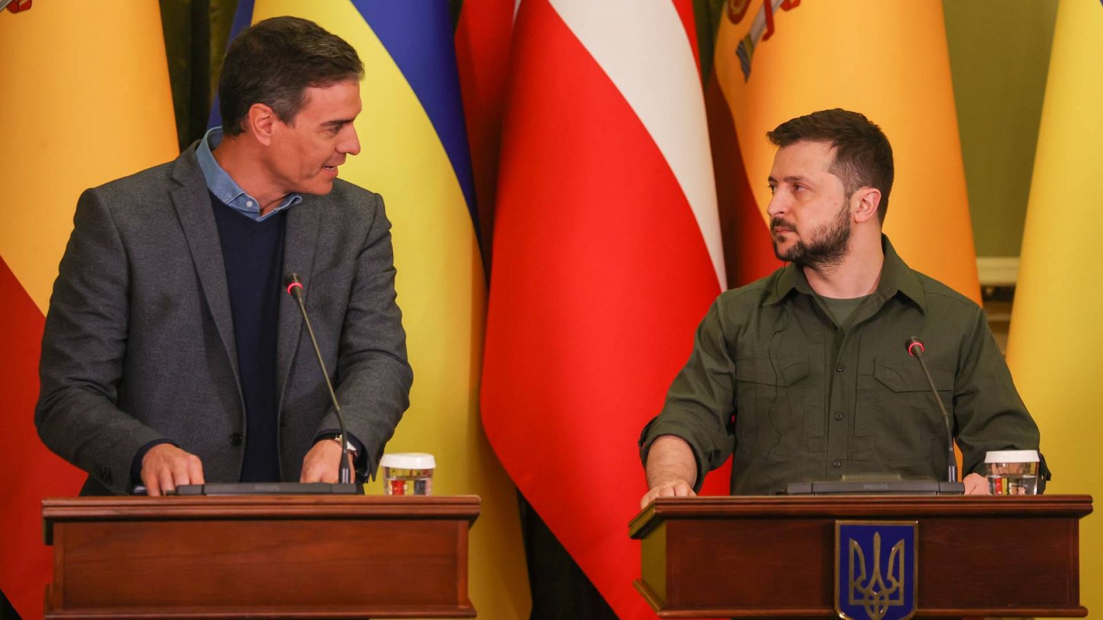 El presidente del Gobierno español, Pedro Sánchez, y su homólogo ucraniano, Volodímir Zelenski, en una imagen de archivo en Kiev