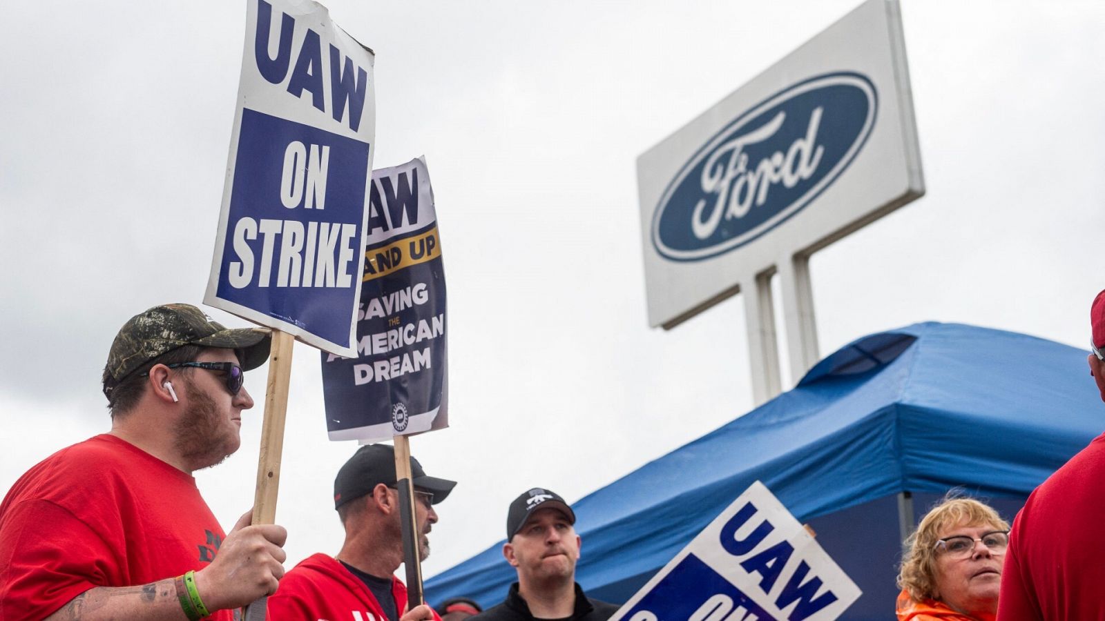 Huelguistas del sindicato UAW en el sector automovilístico de EE.UU.
