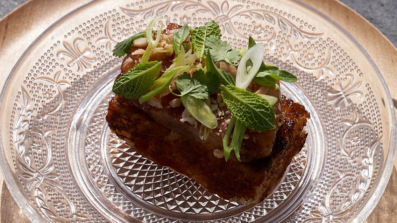 Receta de brioche de papada ibérica con teriyaki y cacahuete de MasterChef Celebrity 8