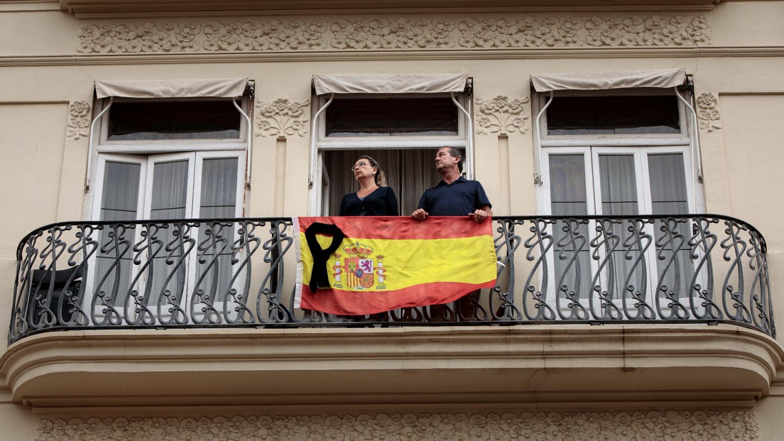 La bandera española volvió a extenderse en los balcones durante la pandemia